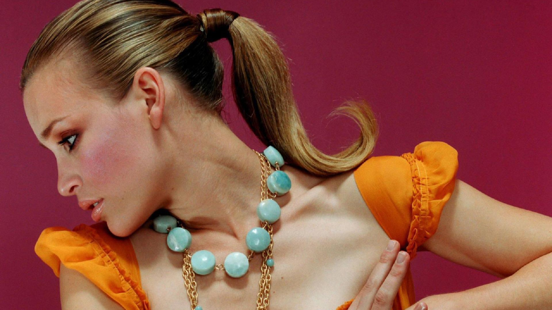 Девушка с бусами