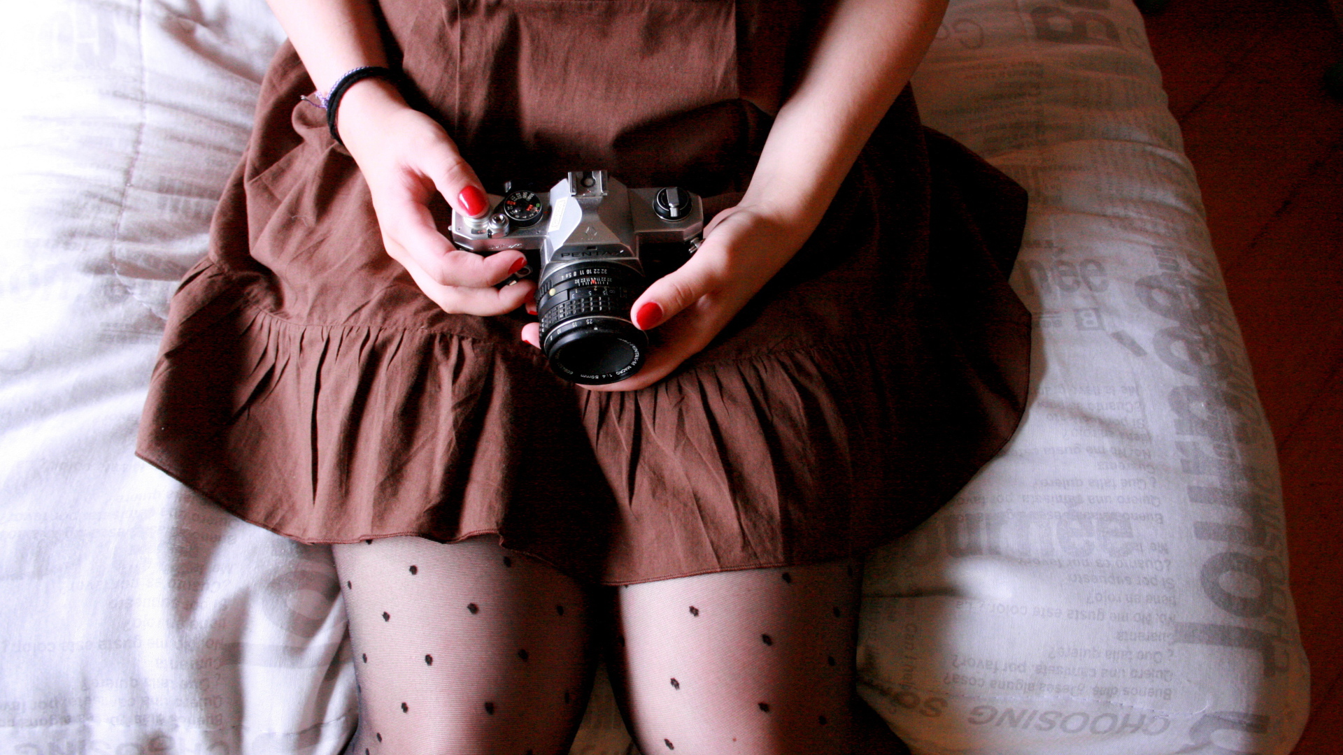 Девушка в коричневом платье