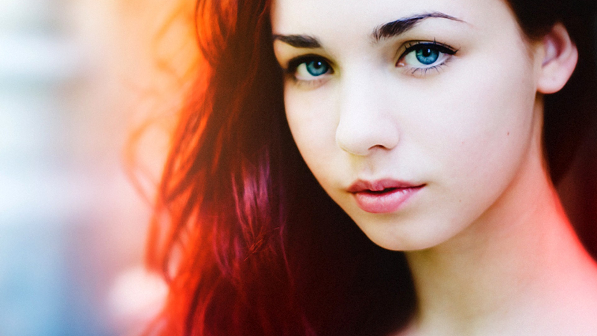 Рыжая девушка с голубыми глазами