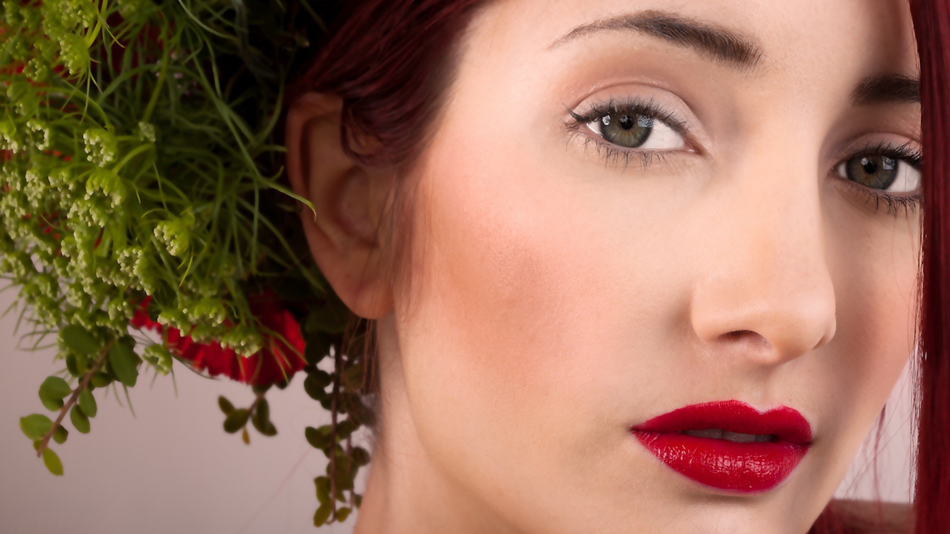 Сюсан с прической из цветов