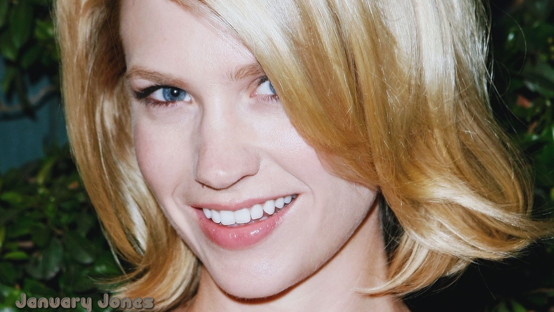 Блондинка Януари с голубыми глазами