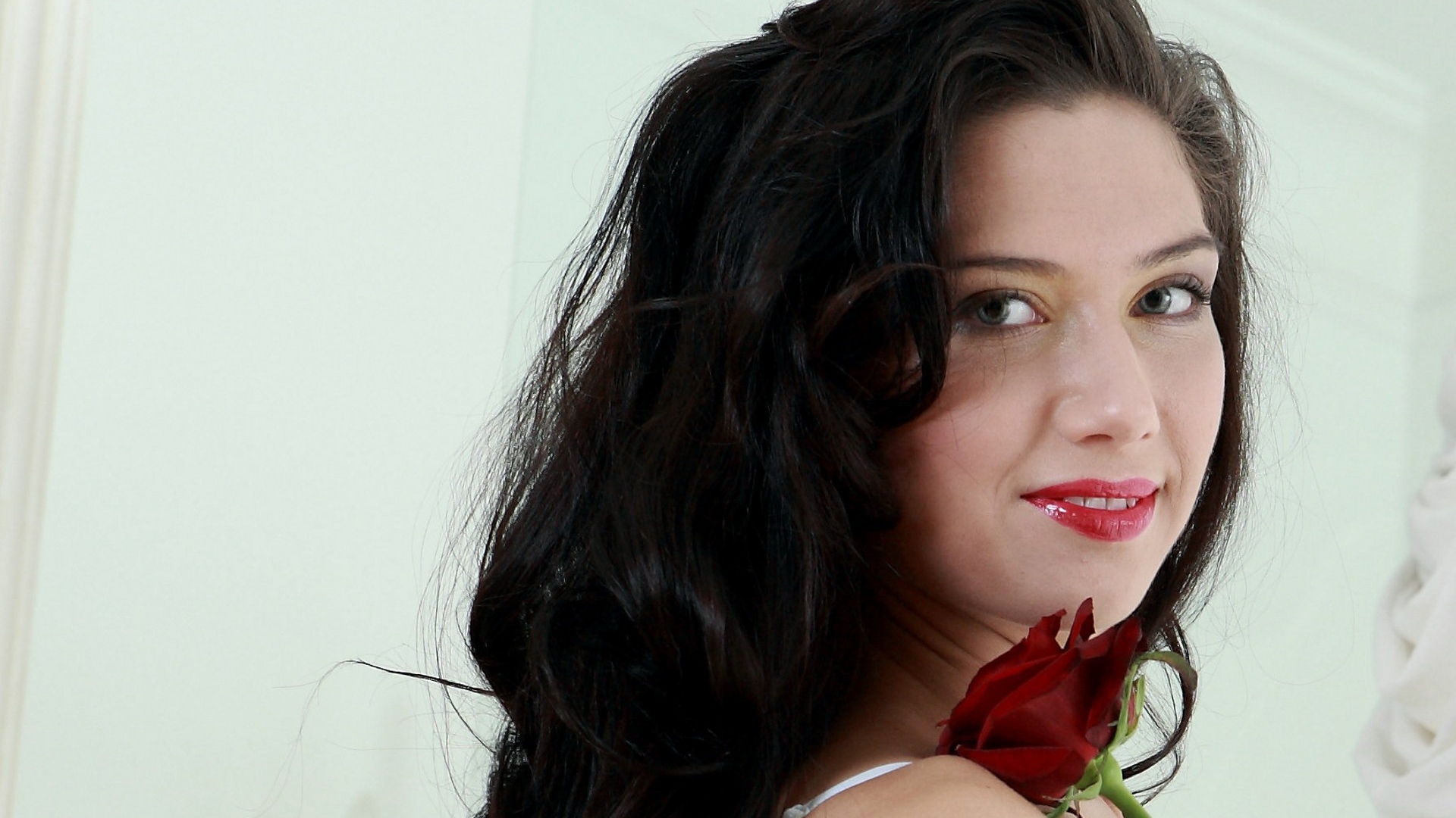 Брюнетка Жанна с розой