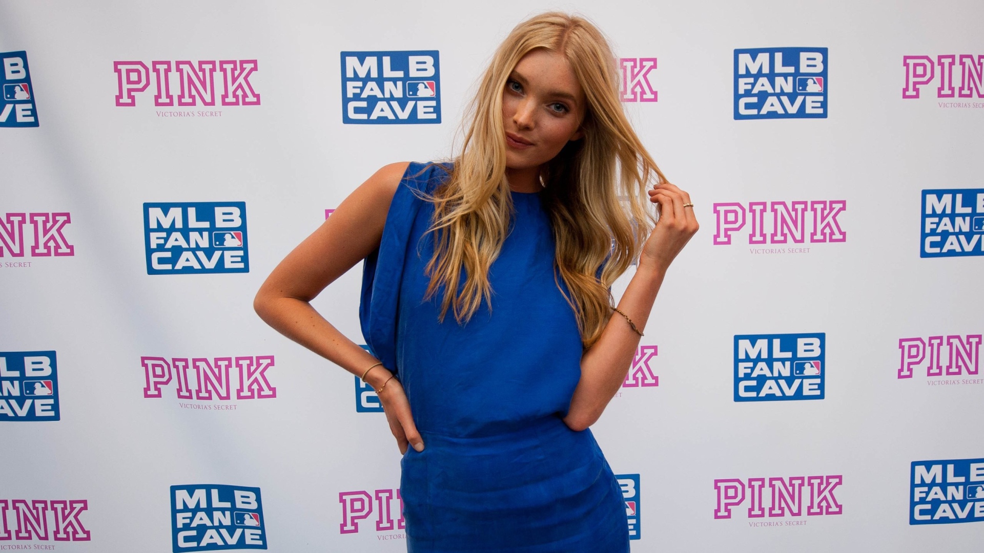 Эльза в синем платье