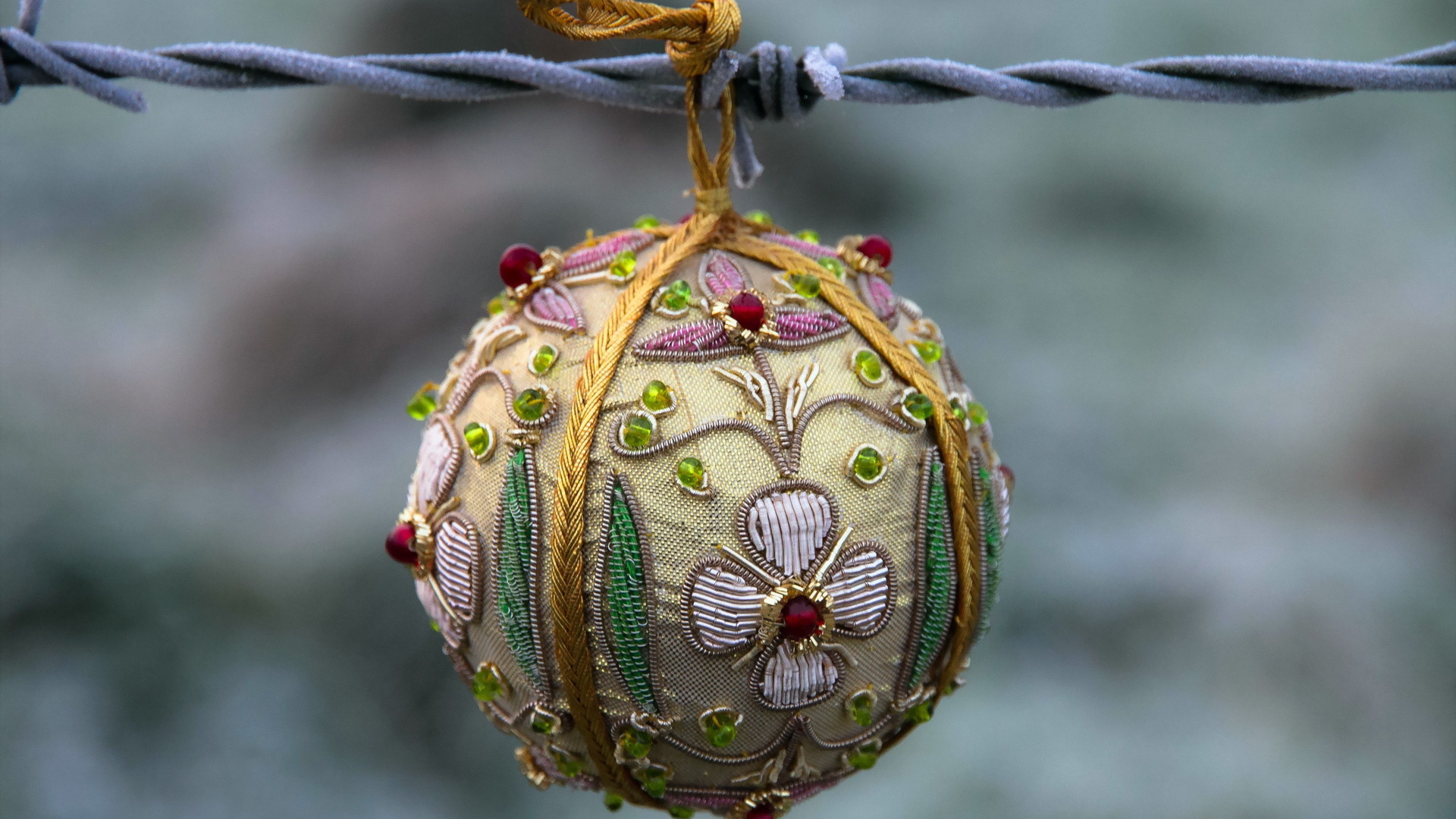 Мягкий шарик на колючей проволоке