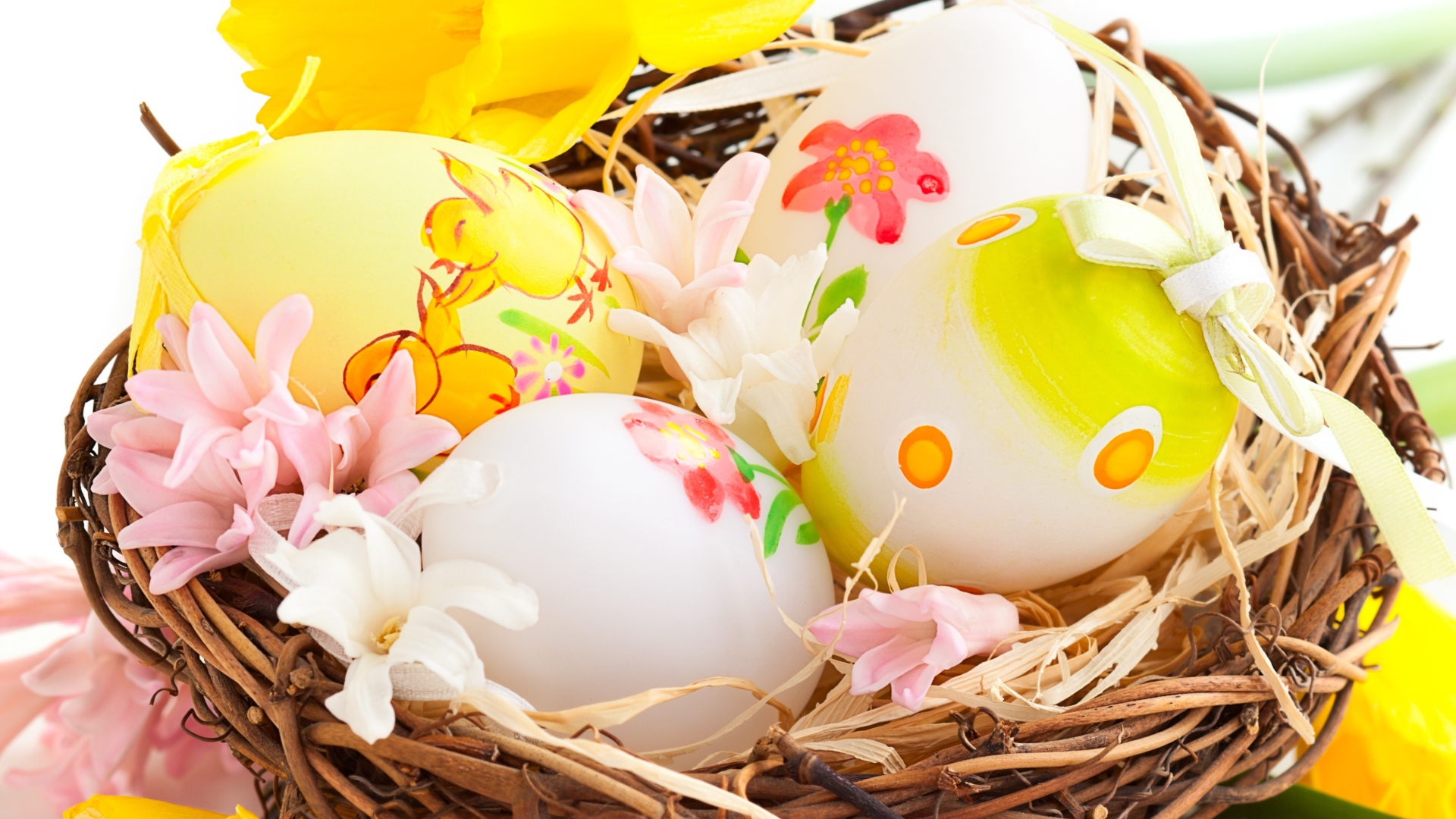 Цветы и яйца в корзине на Пасху