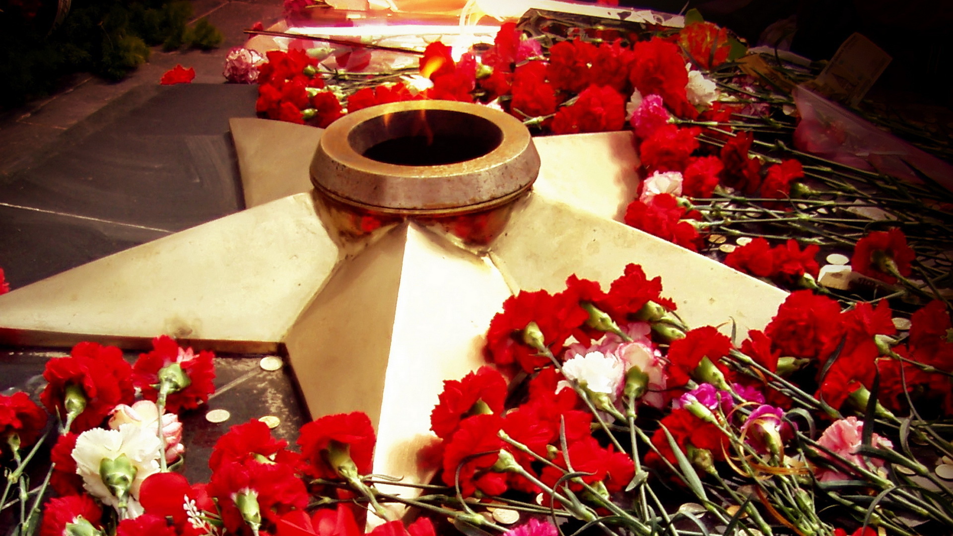 Вечный огонь в День Победы 9 мая