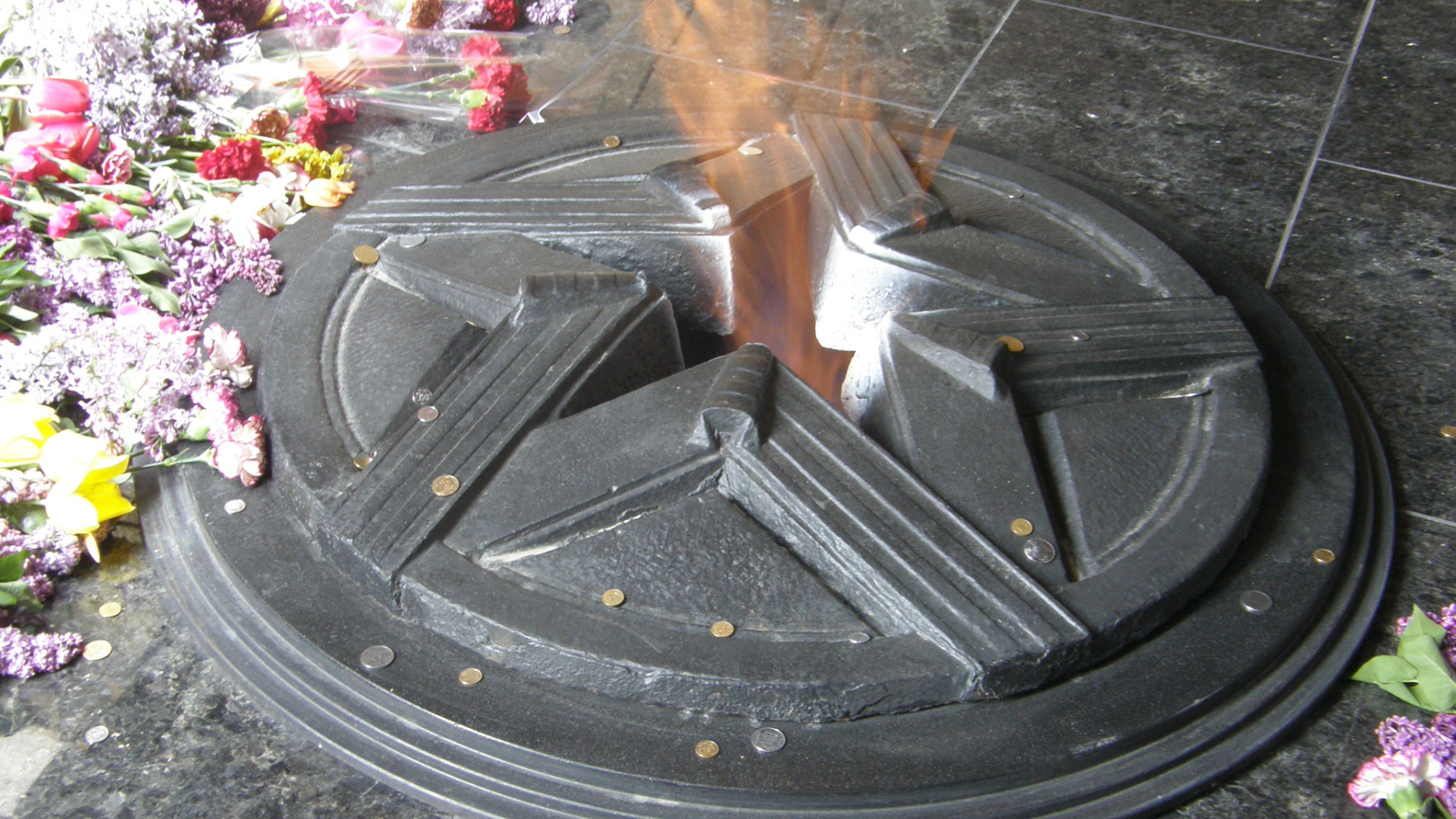 Пламя вечного огня в День Победы 9 мая