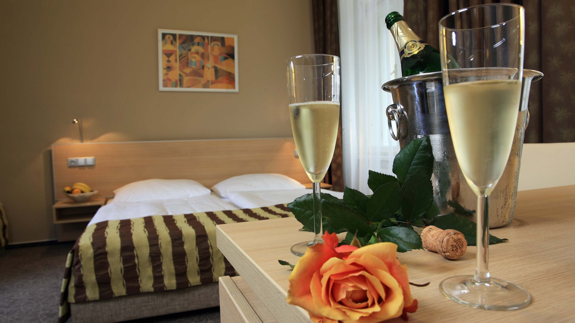 Шампанское в спальне