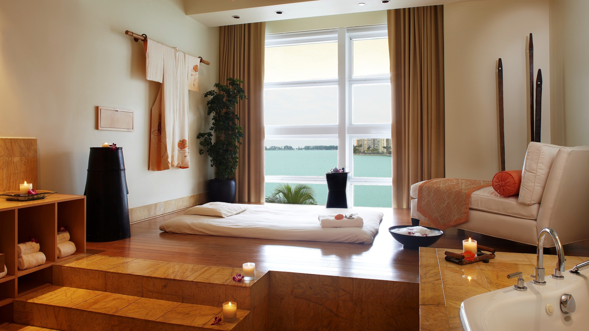 Современная спальня с видом на море