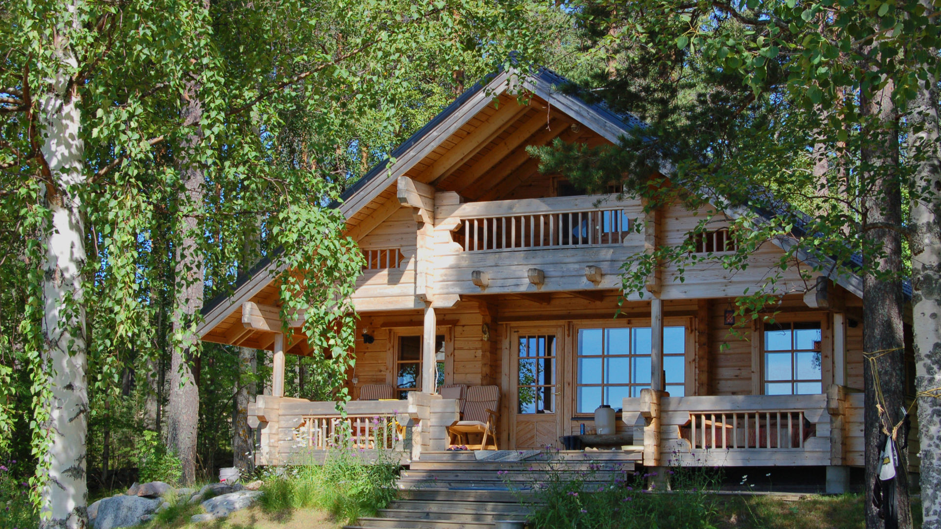 Деревянный дом в лесу