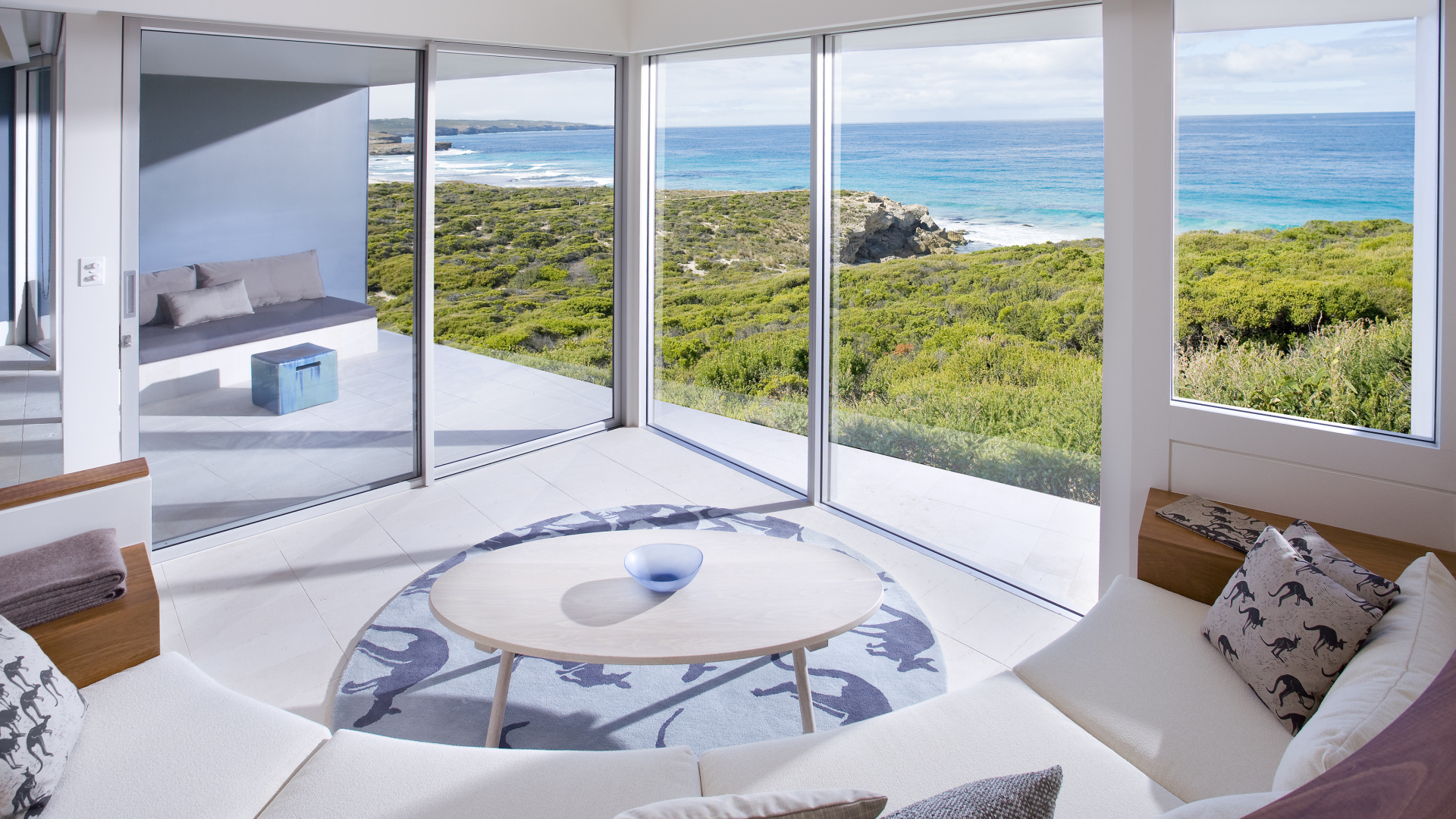 Веранда в доме на берегу моря