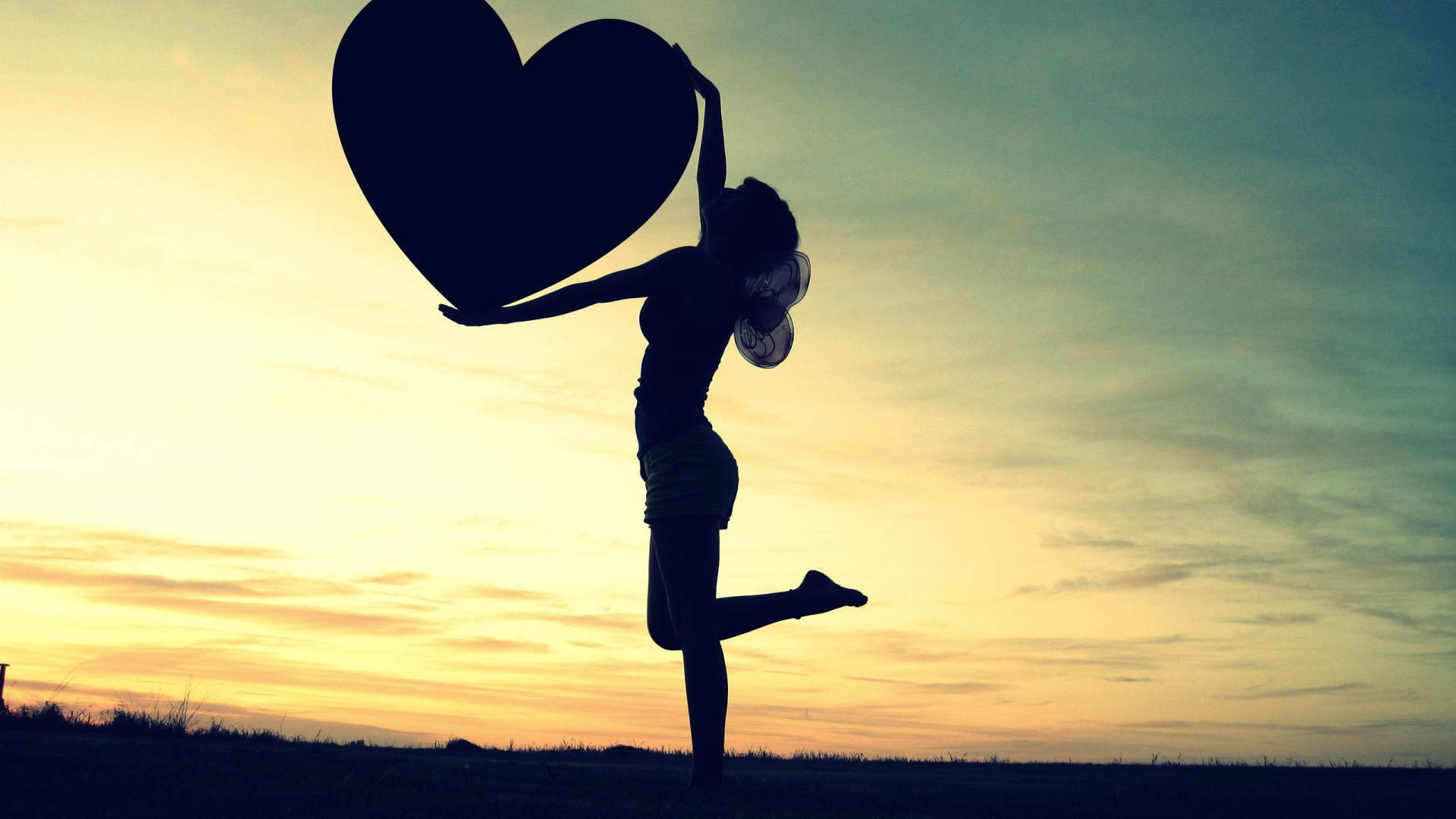 Девушка держит сердечко