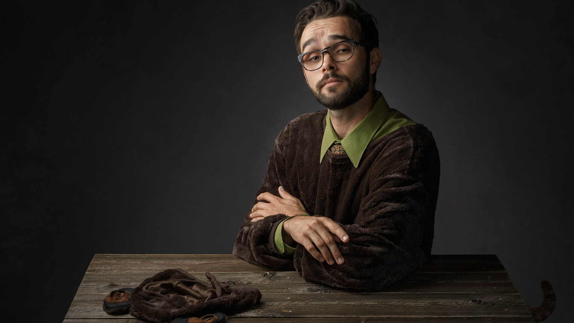 Мужчина в костюме медведя