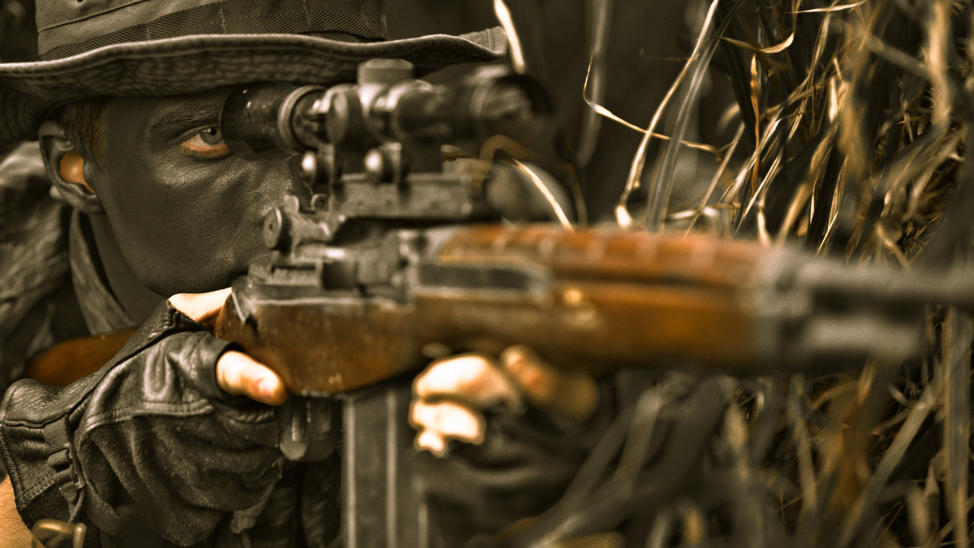 Замаскированный снайпер в траве