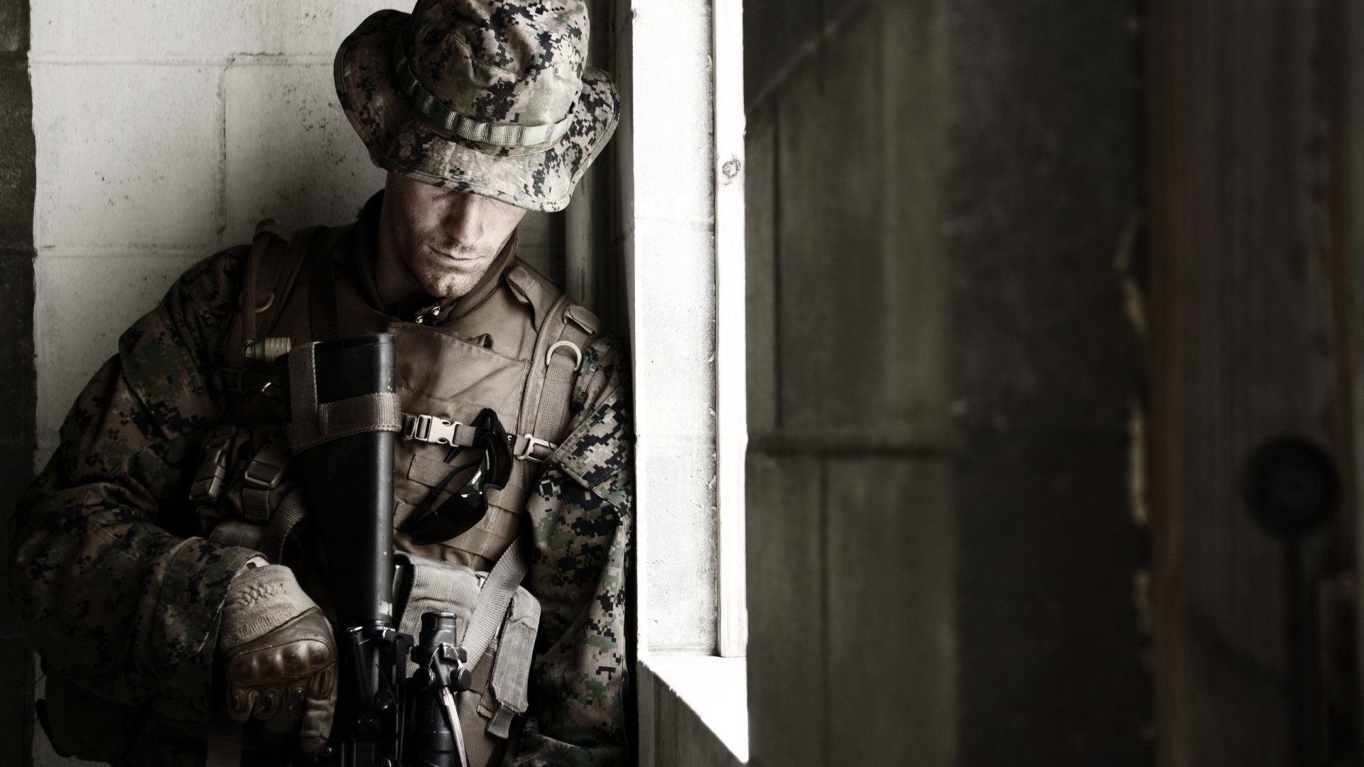 Солдат около окна