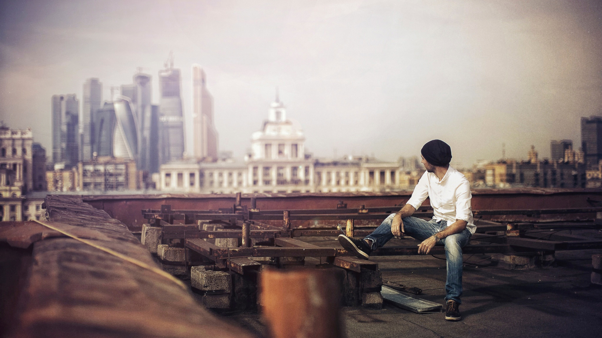 Парень смотрит на город