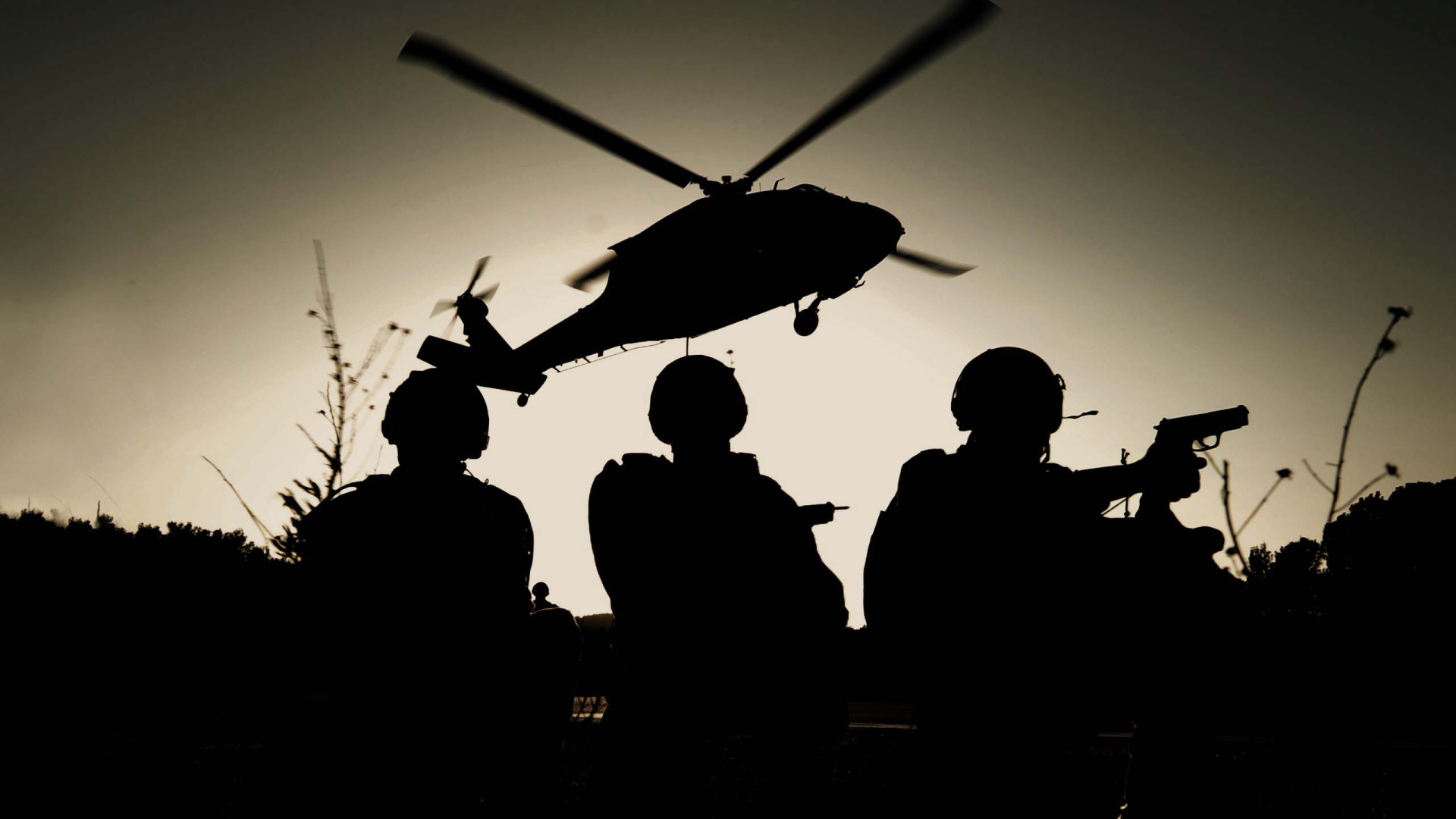 Три спецназовца на фоне вертолета