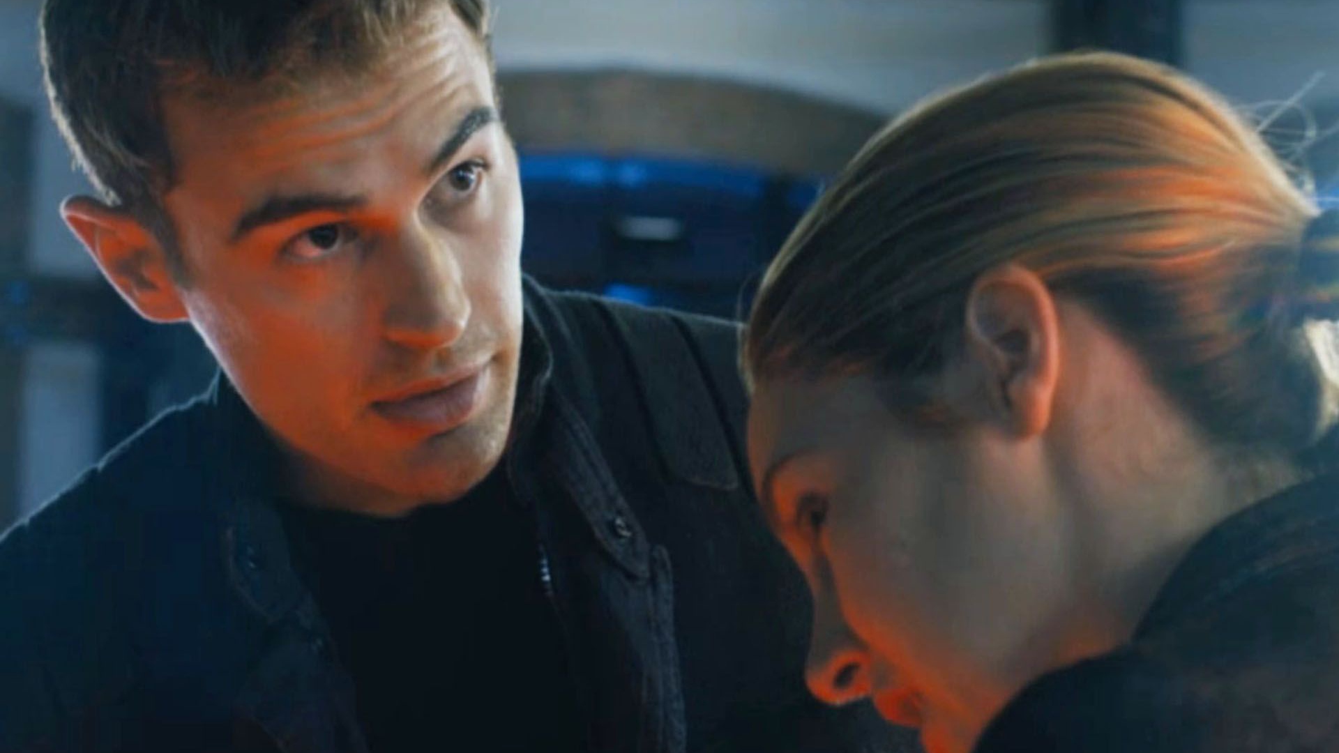 Суперзвезда Тео Джеймс