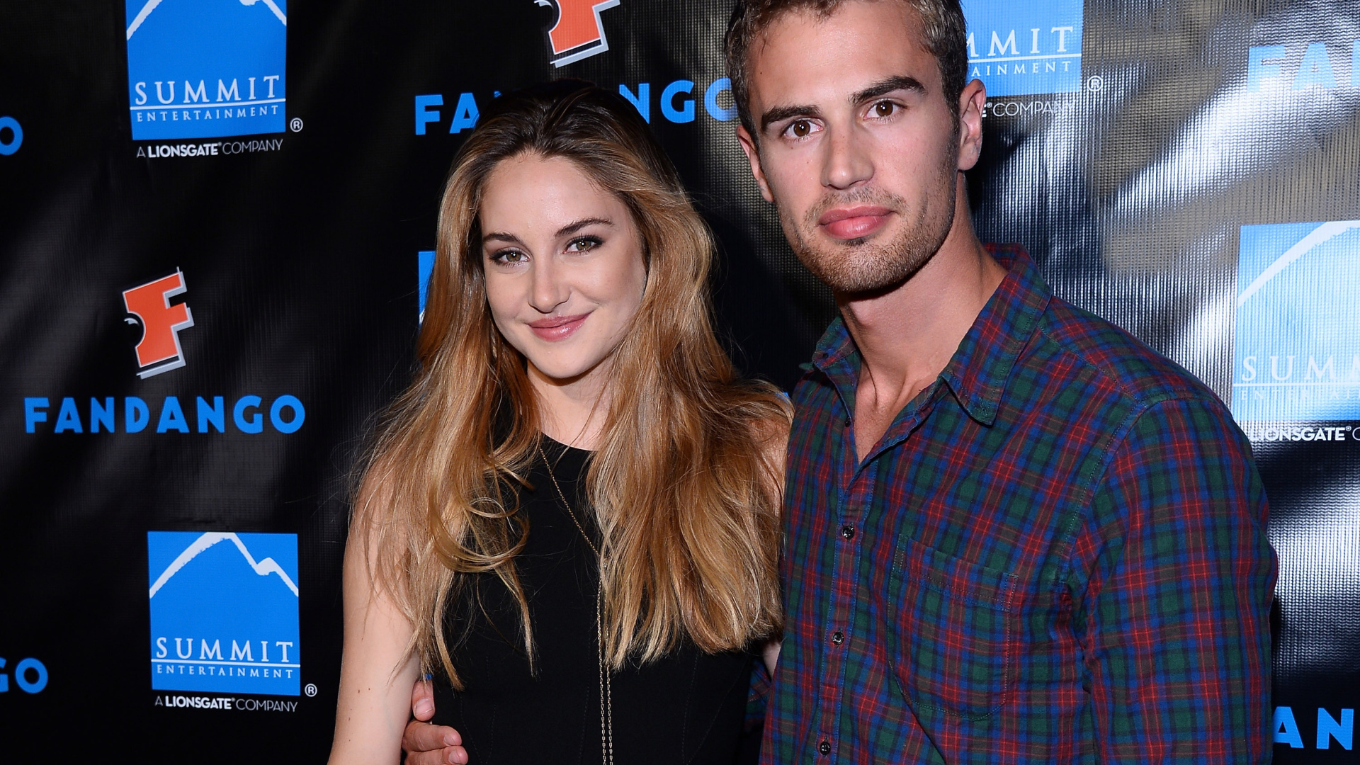 Популярная Кинозвезда Тео Джеймс