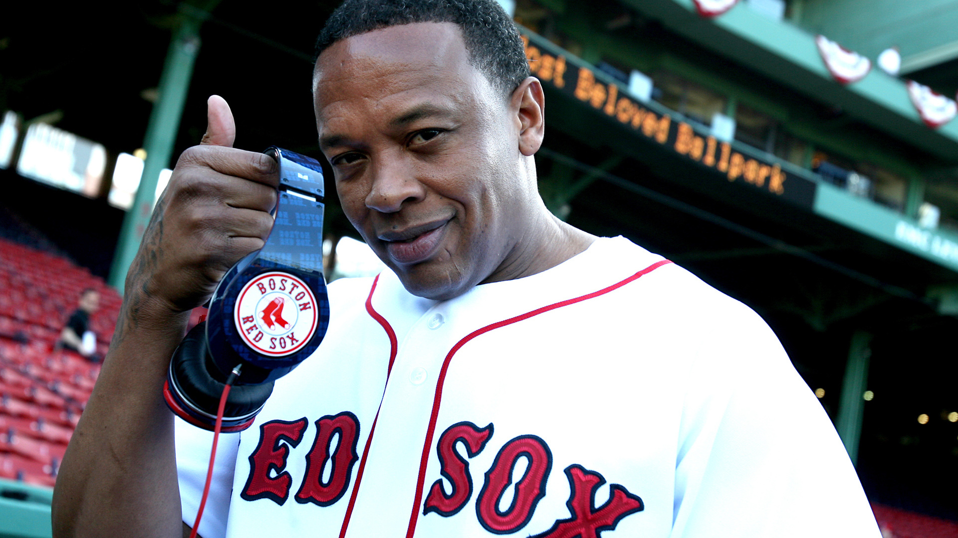 Др. Дре с наушниками