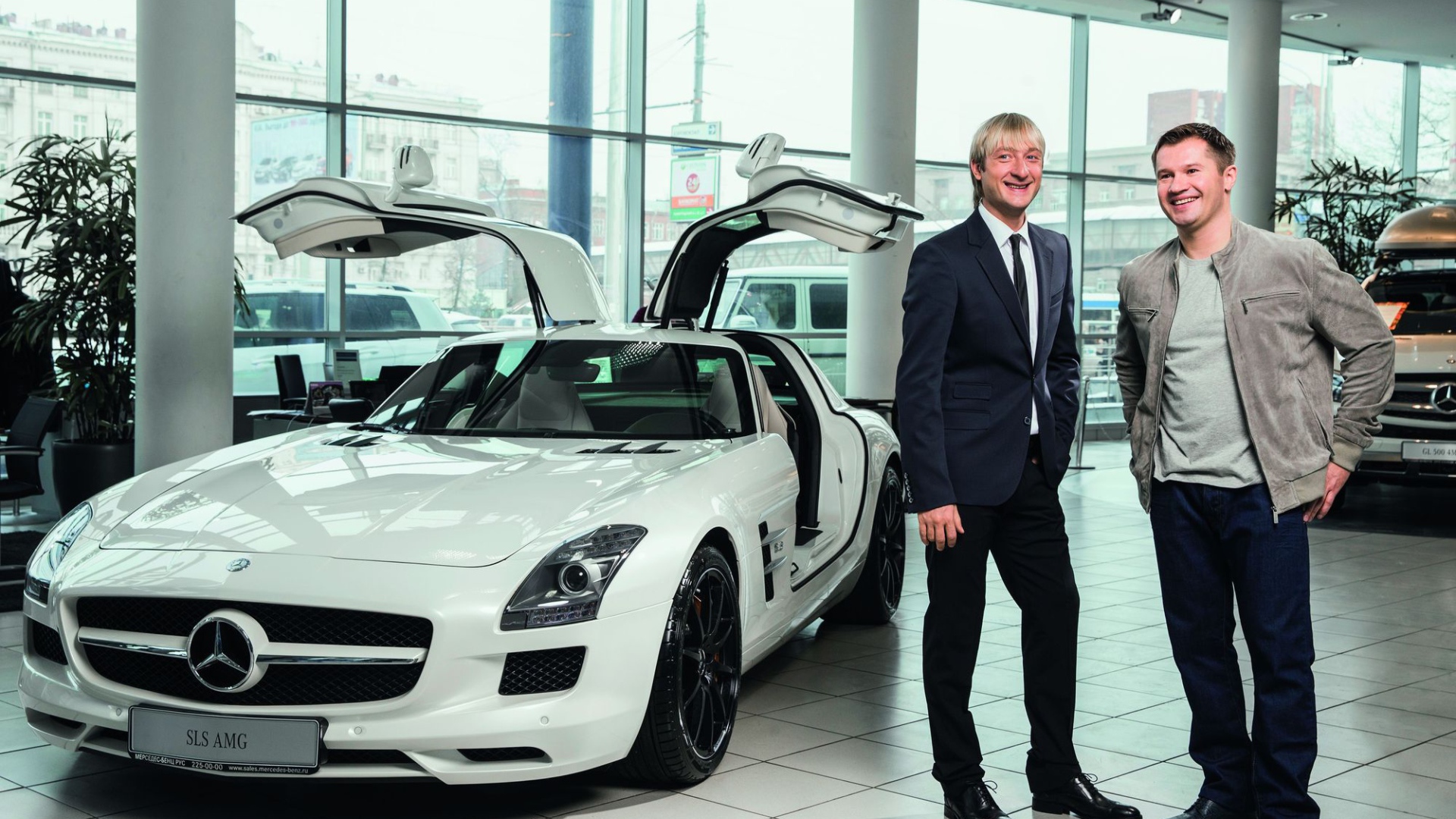 Евгений Плющенко в автосалоне