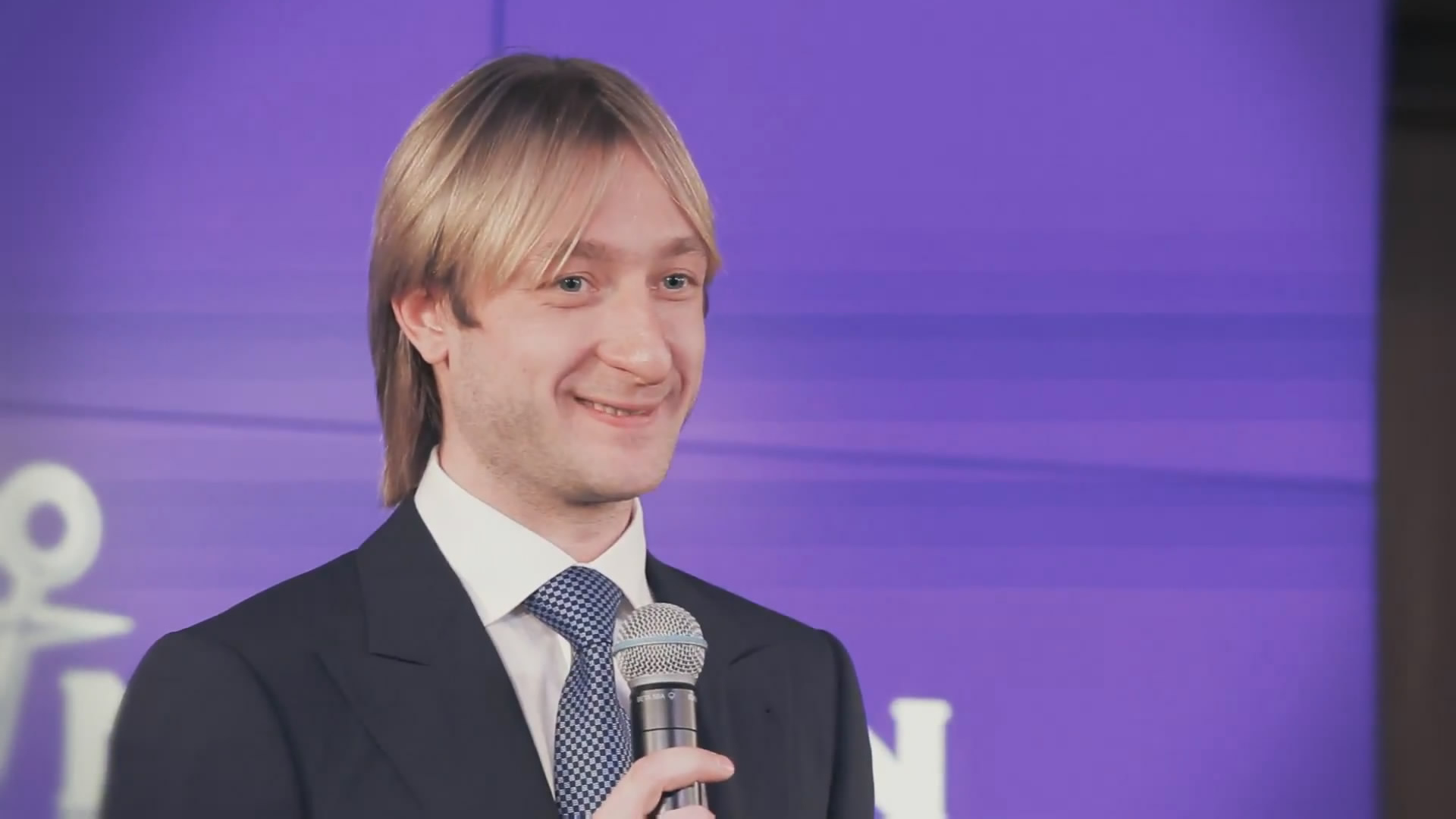 Евгений Плющенко с микрофоном