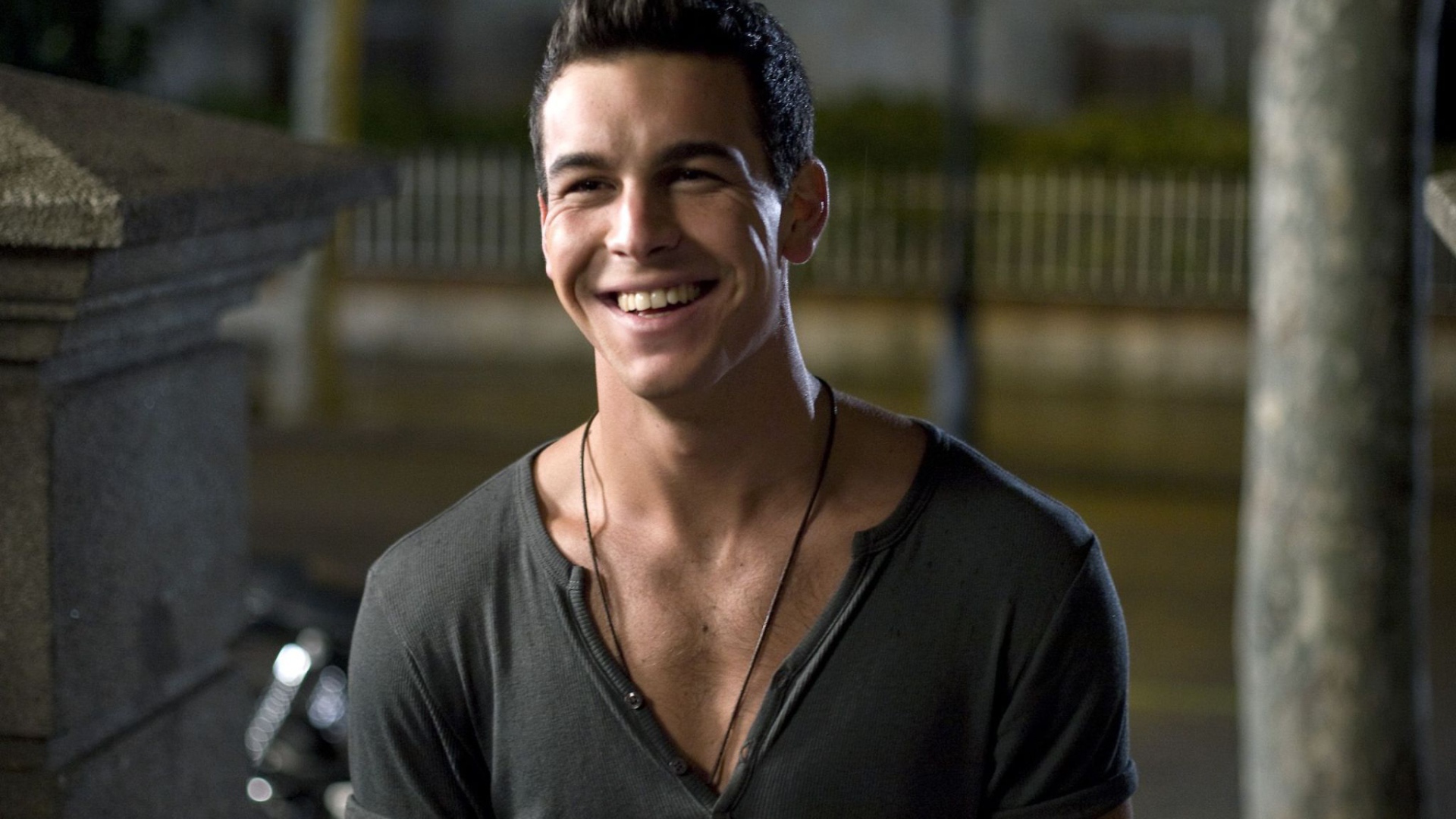 Марио Касас улыбается