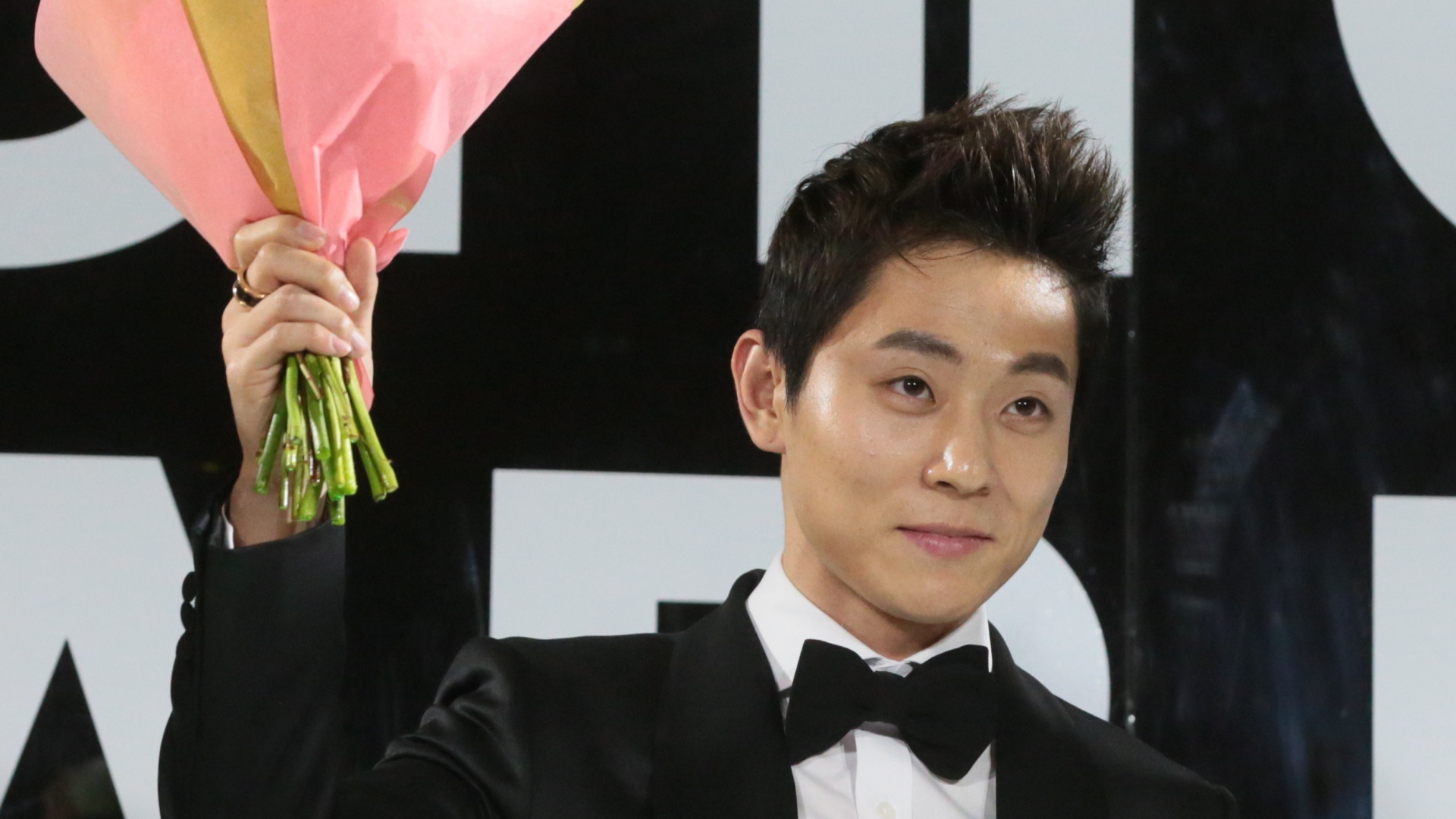 Виктор Ан в смокинге