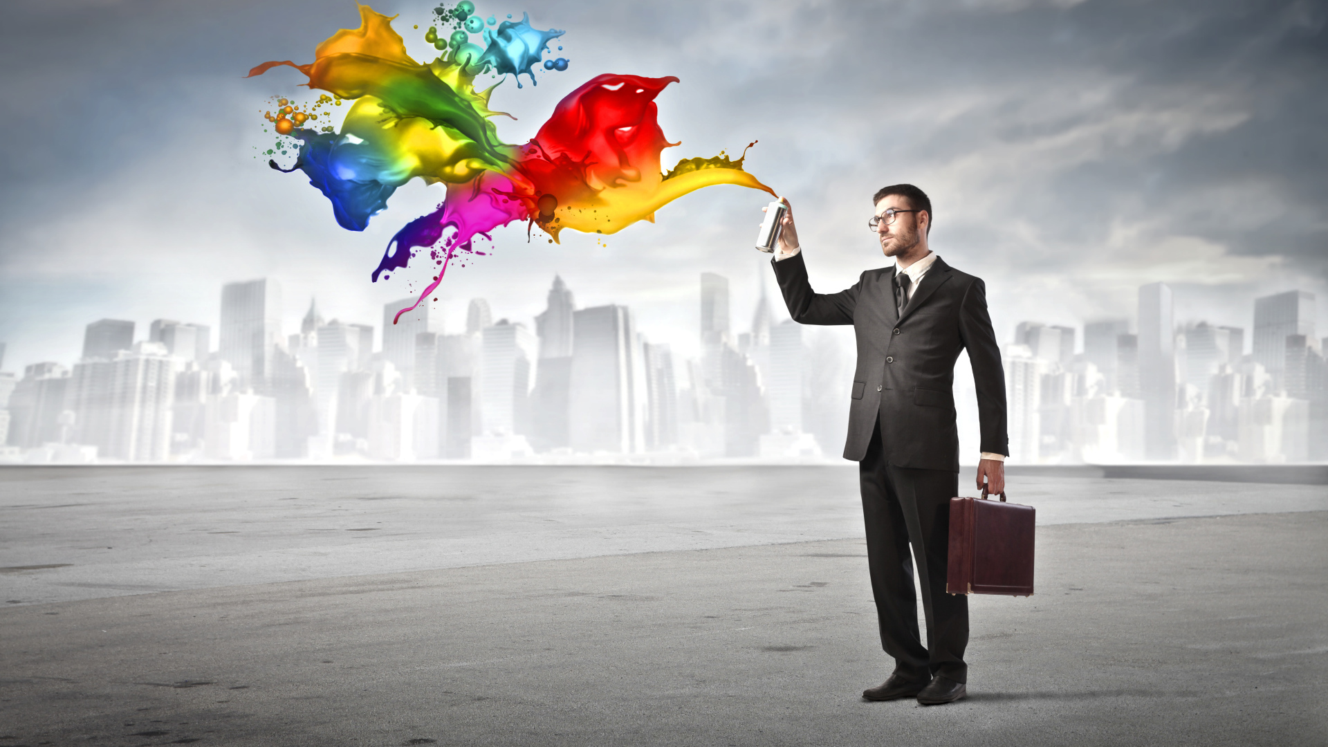 Мужчина распыляет краски