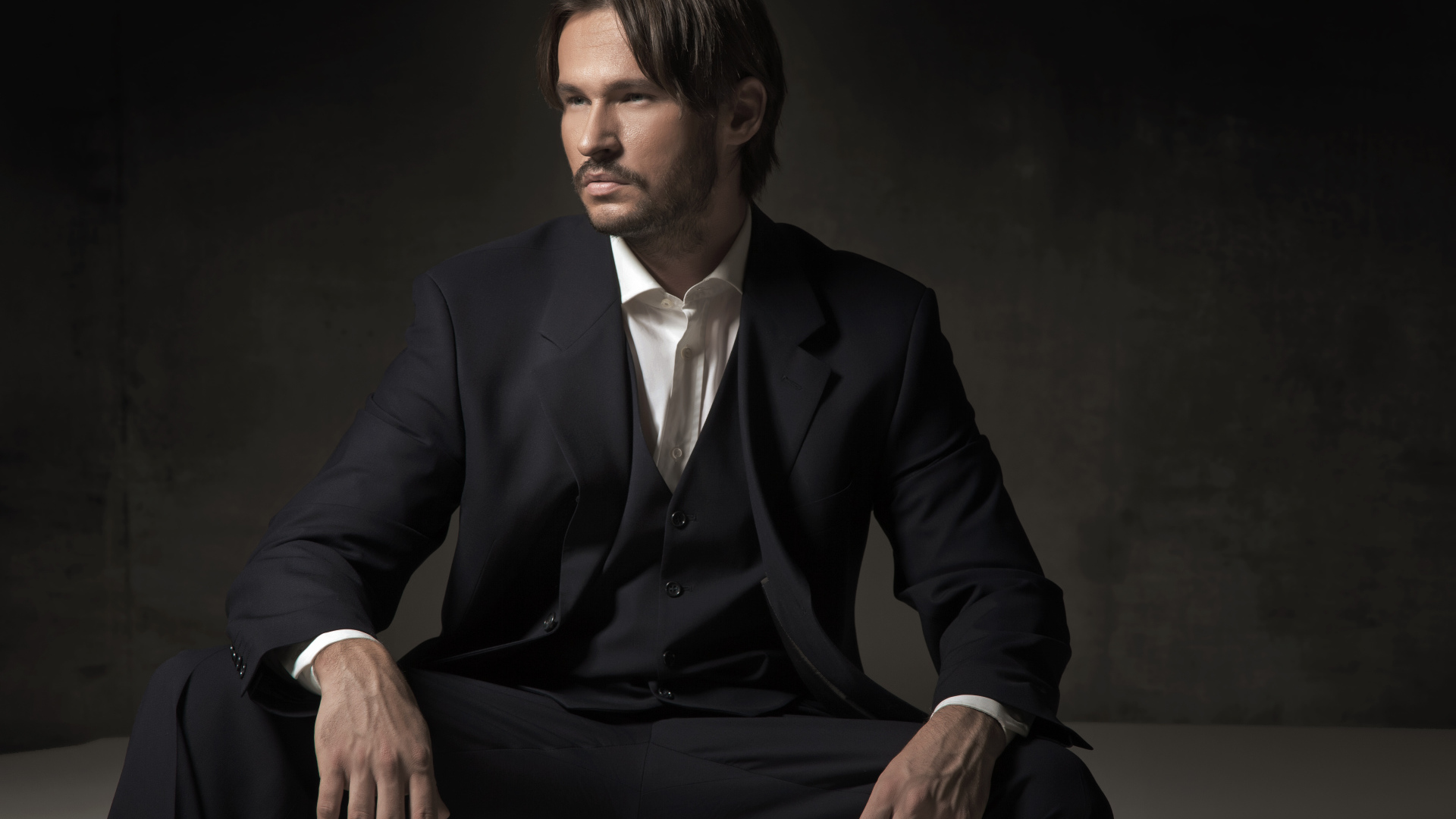 Мужчина с усами