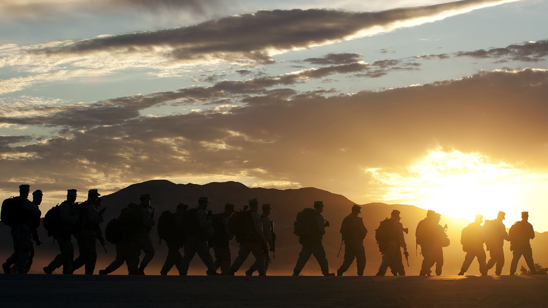 Солдаты идут на закате солнца