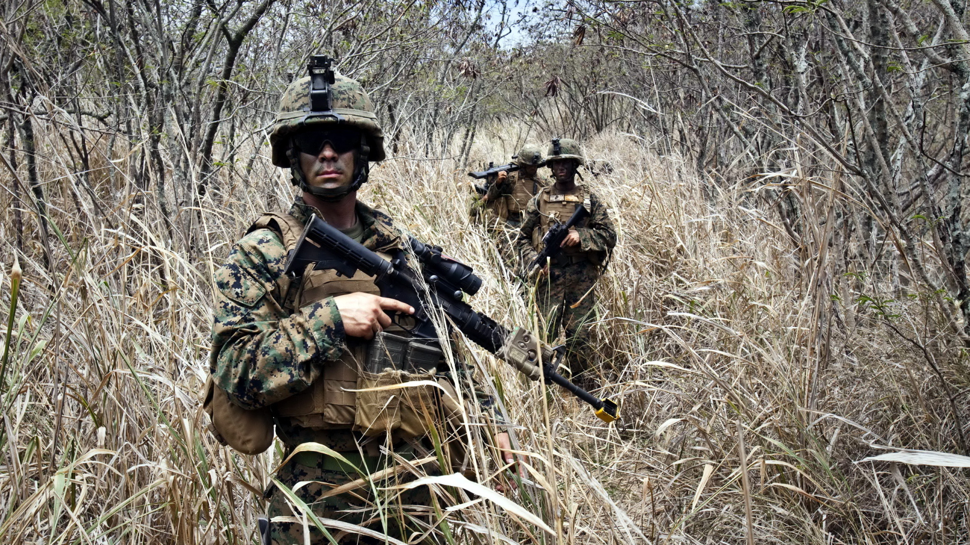 Солдаты с оружием на войне