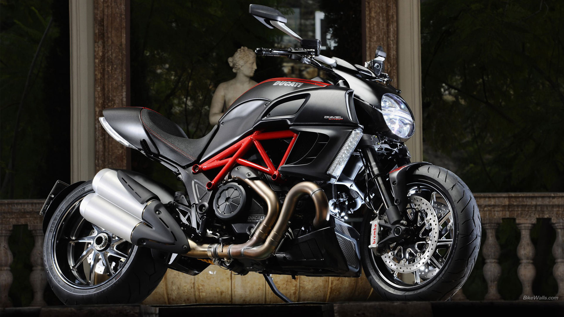 Красивый мотоцикл в москве Ducati Diavel