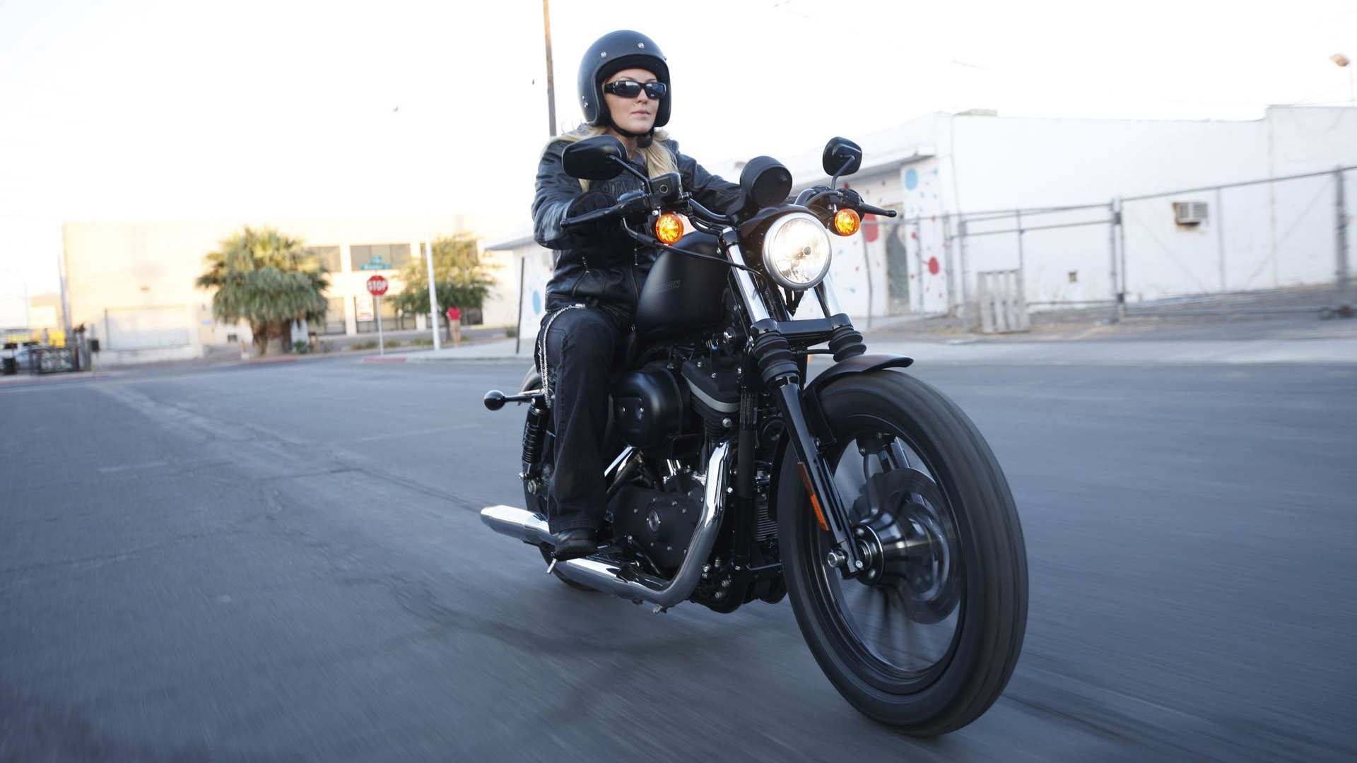 Красивый мотоцикл в москве Harley-Davidson XL 883N Sportster Iron