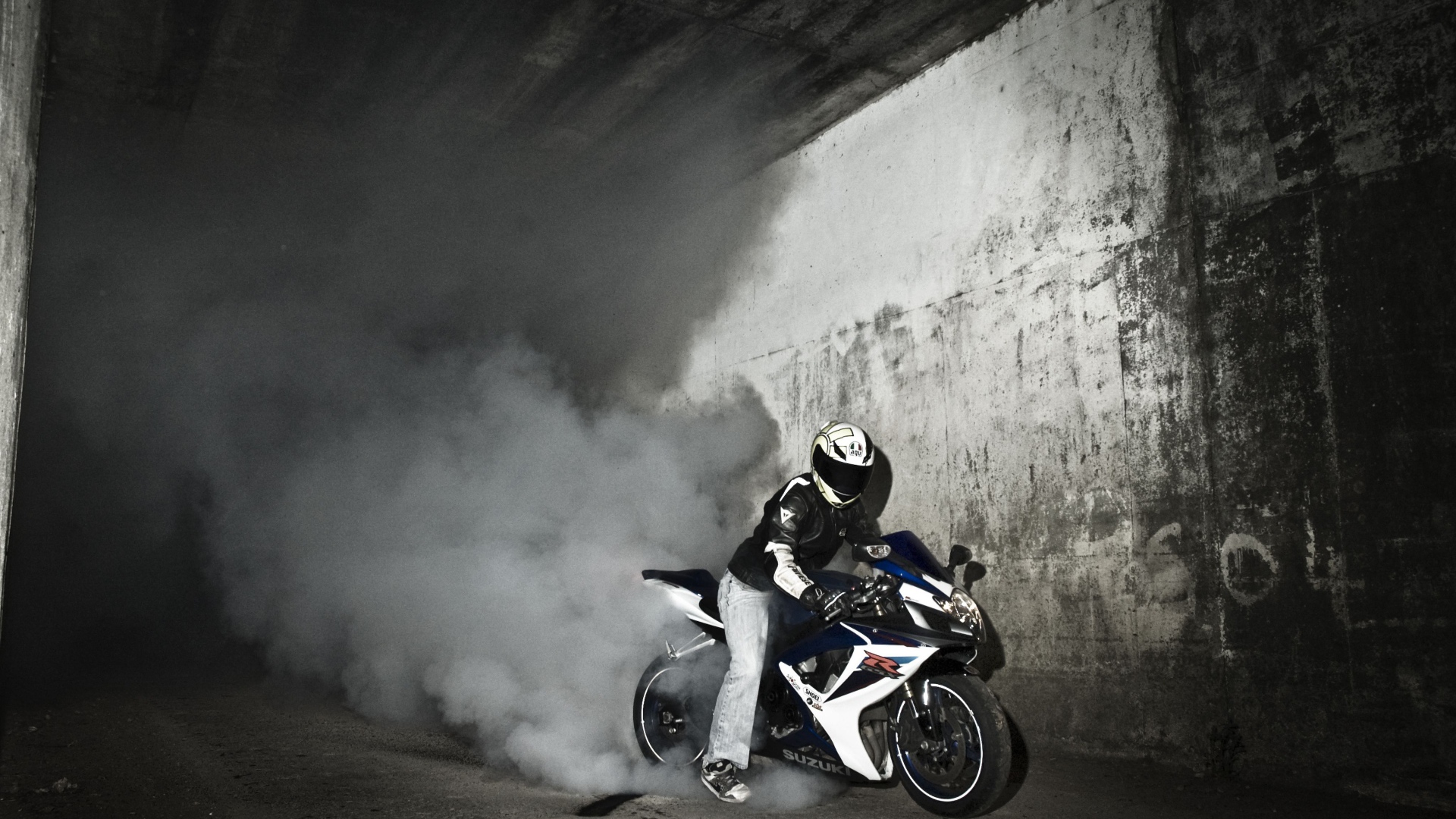 Красивый мотоцикл в москве Suzuki  GSX-R 1000