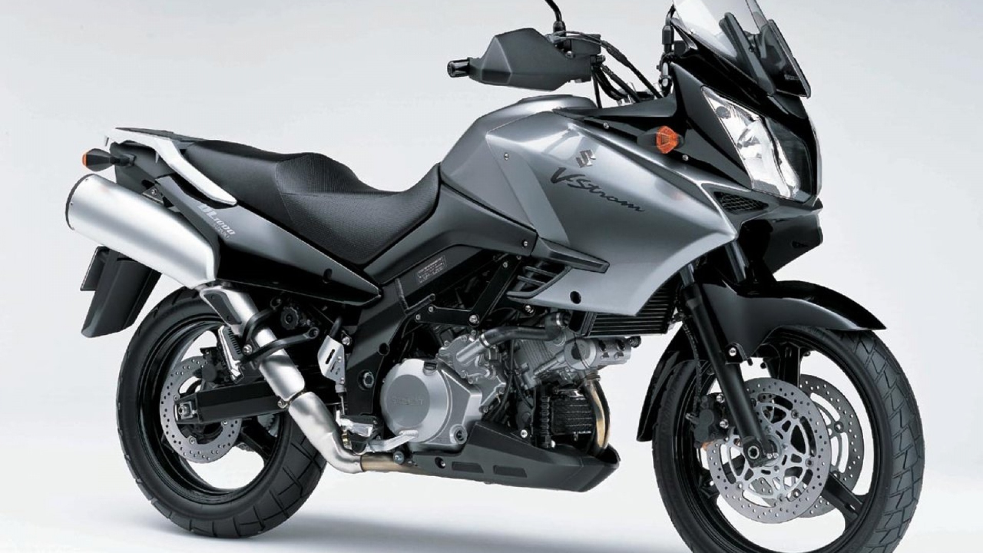Красивый мотоцикл Suzuki V-Storm 1000  DL