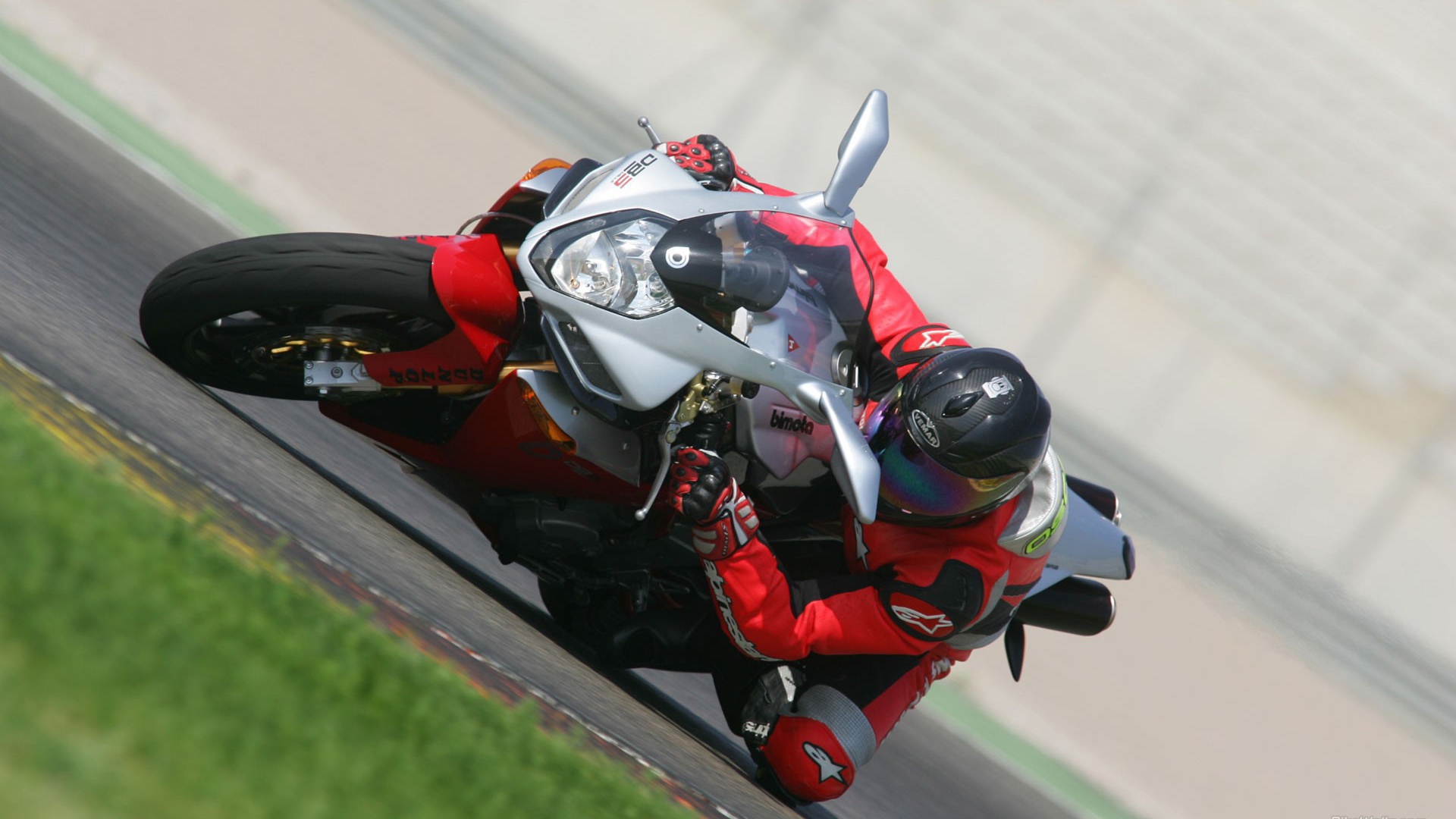 Мотогонщик на крутом вираже