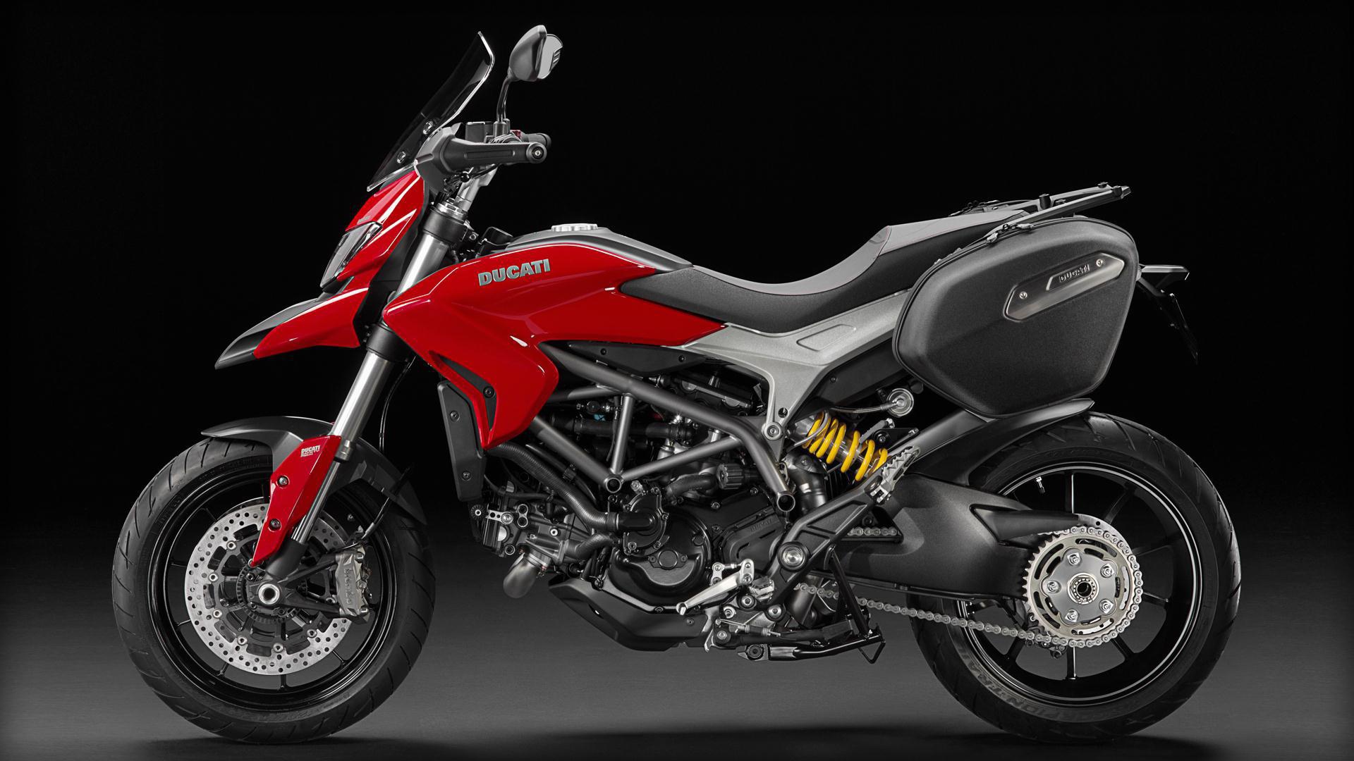Быстрый мотоцикл Ducati Hyperstrada