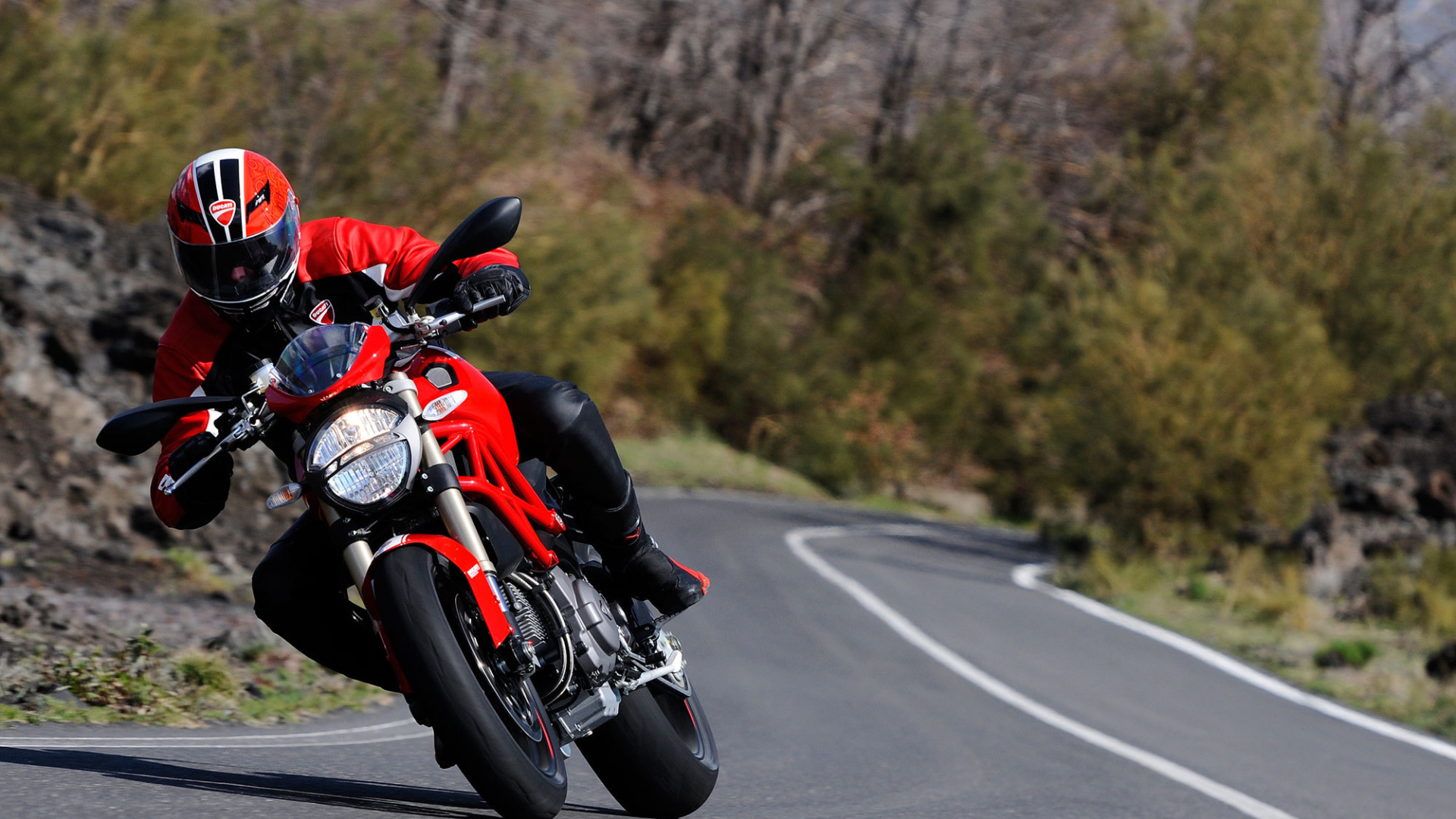 Быстрый мотоцикл Ducati Monster 796 Corse Stripe