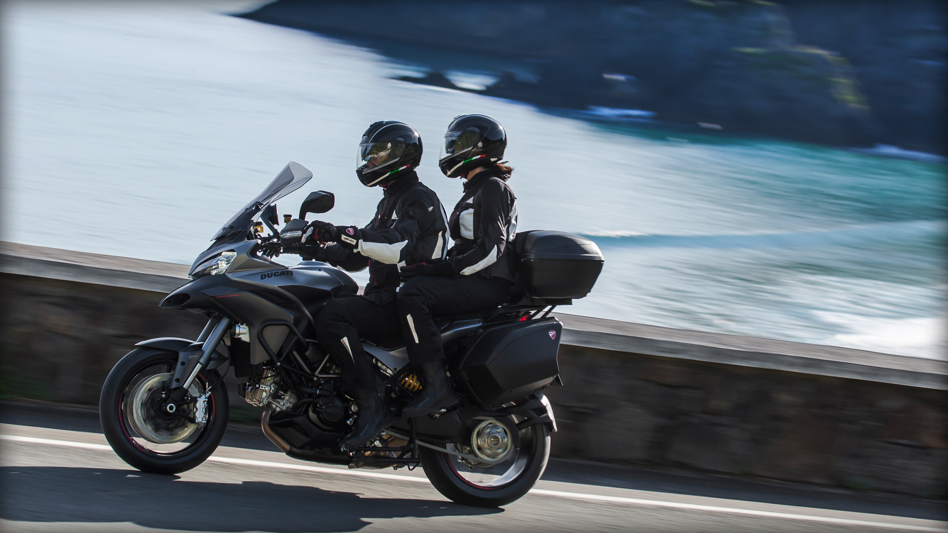 Быстрый мотоцикл Ducati Multistrada 1200 S Granturismo