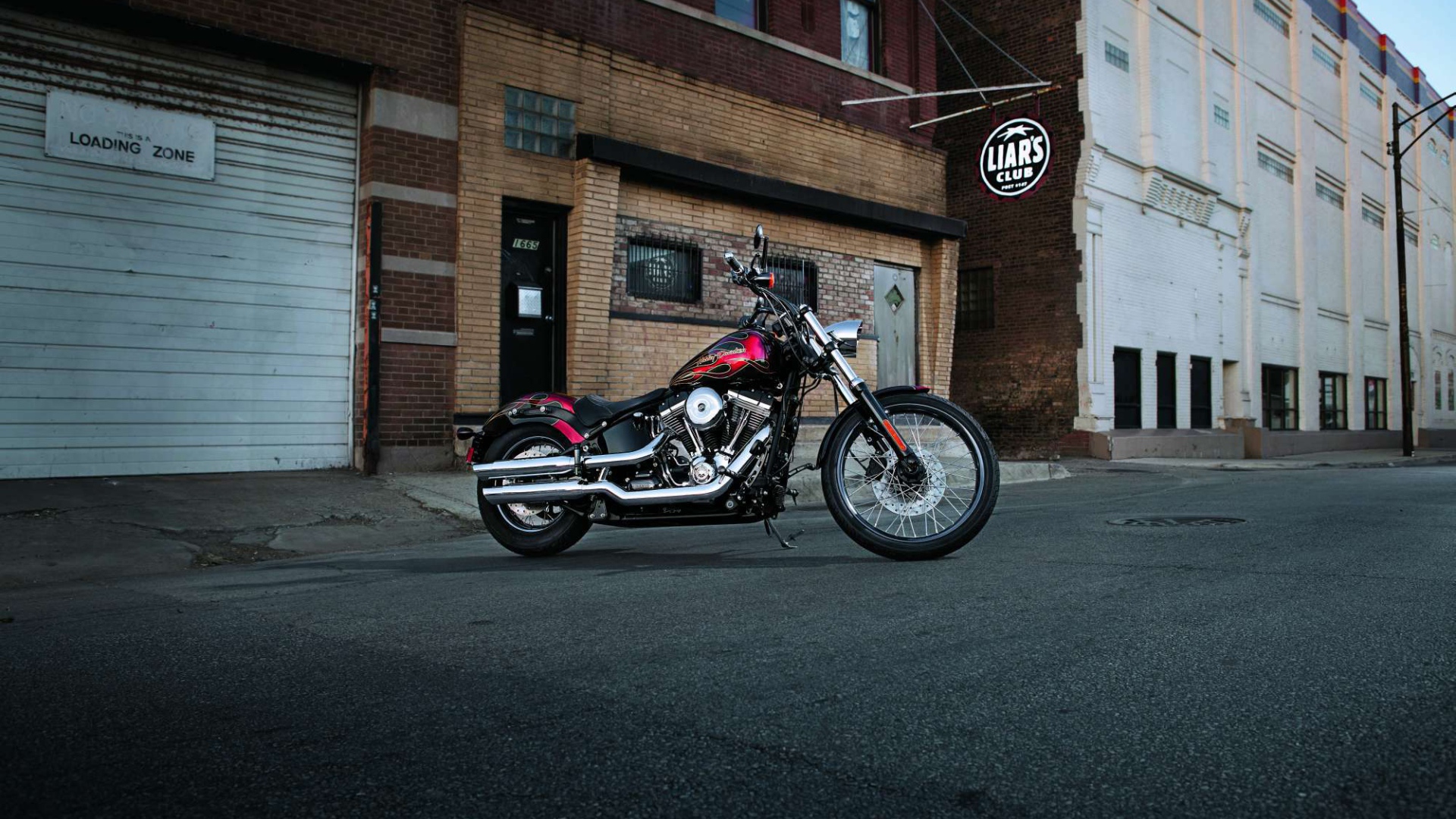 Быстрый мотоцикл Harley-Davidson Softail Blackline