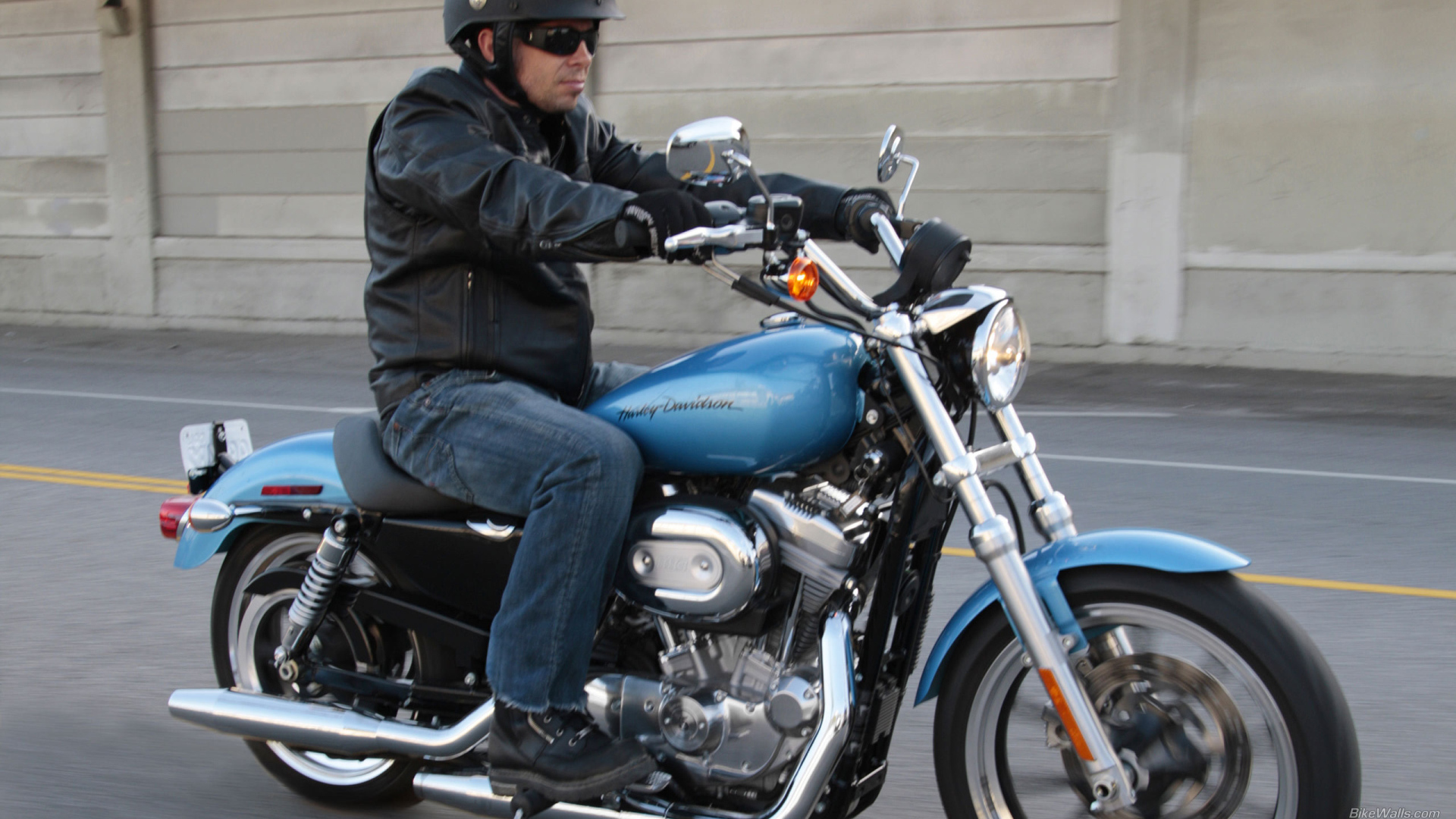 Быстрый мотоцикл Harley-Davidson XL 883L Sportster