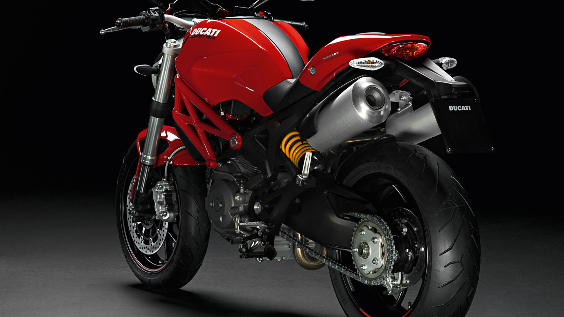 Новый мотоцикл на дороге Ducati Monster 796 Corse Stripe