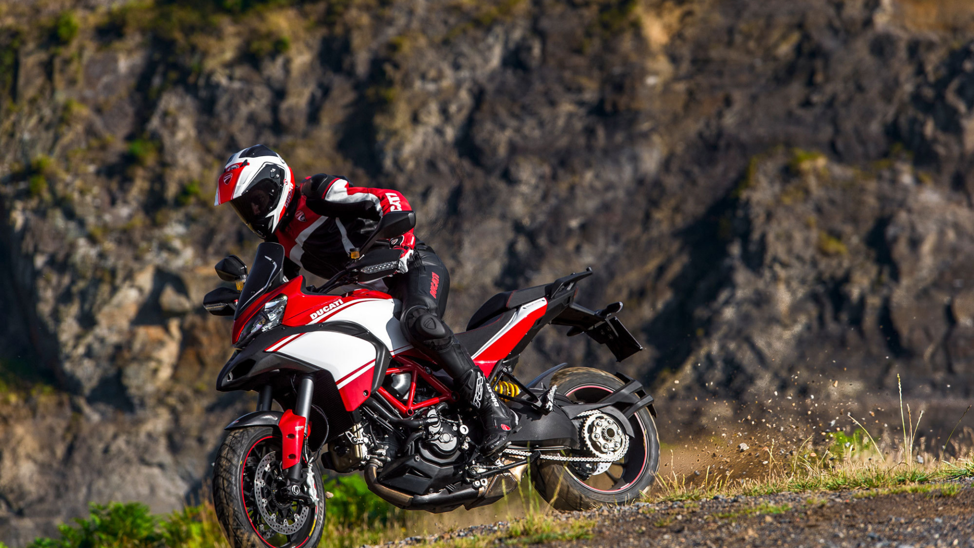 Новый мотоцикл на дороге Ducati Multistrada 1200 S Granturismo
