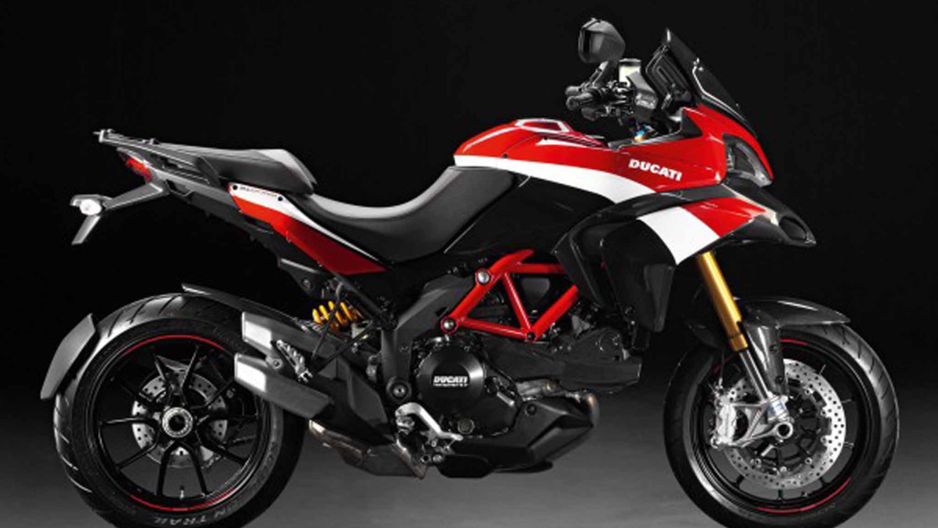 Новый мотоцикл на дороге Ducati Multistrada 1200