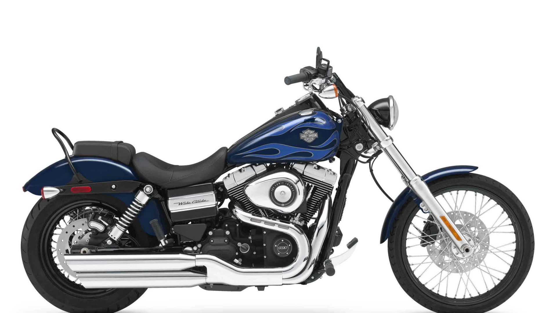 Новый мотоцикл на дороге Harley-Davidson Dyna Switchback