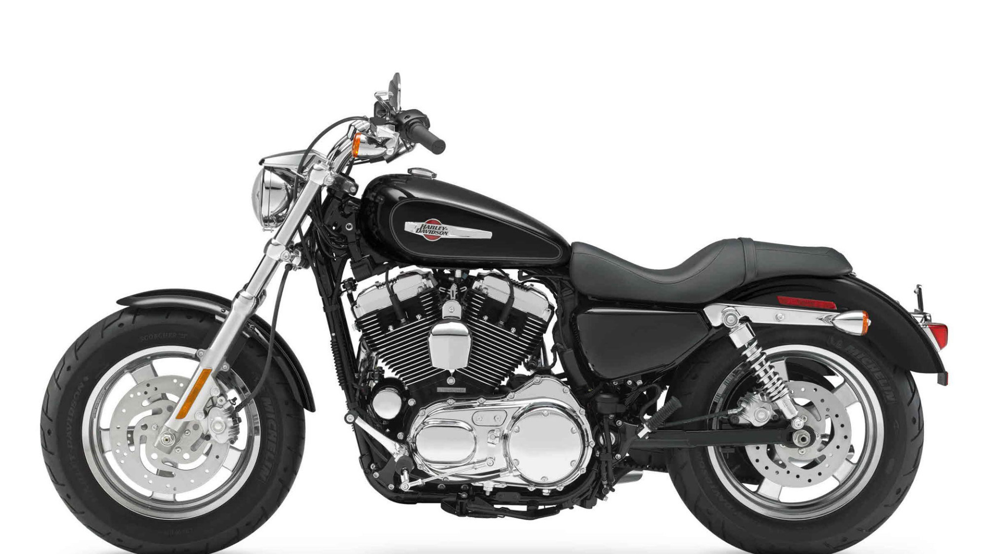Новый мотоцикл на дороге Harley-Davidson XL 1200C Sportster Custom