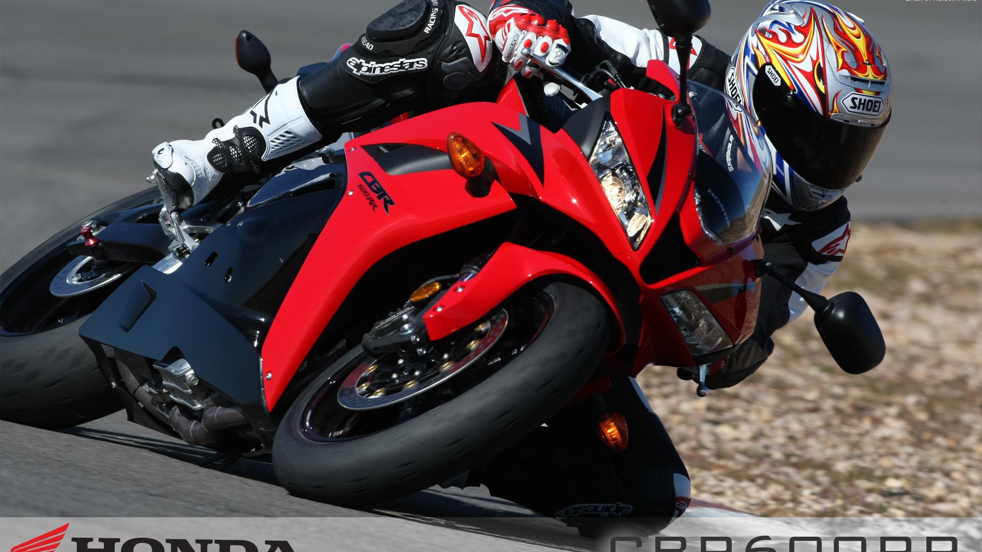 Новый мотоцикл на дороге Honda CBR 600 RR