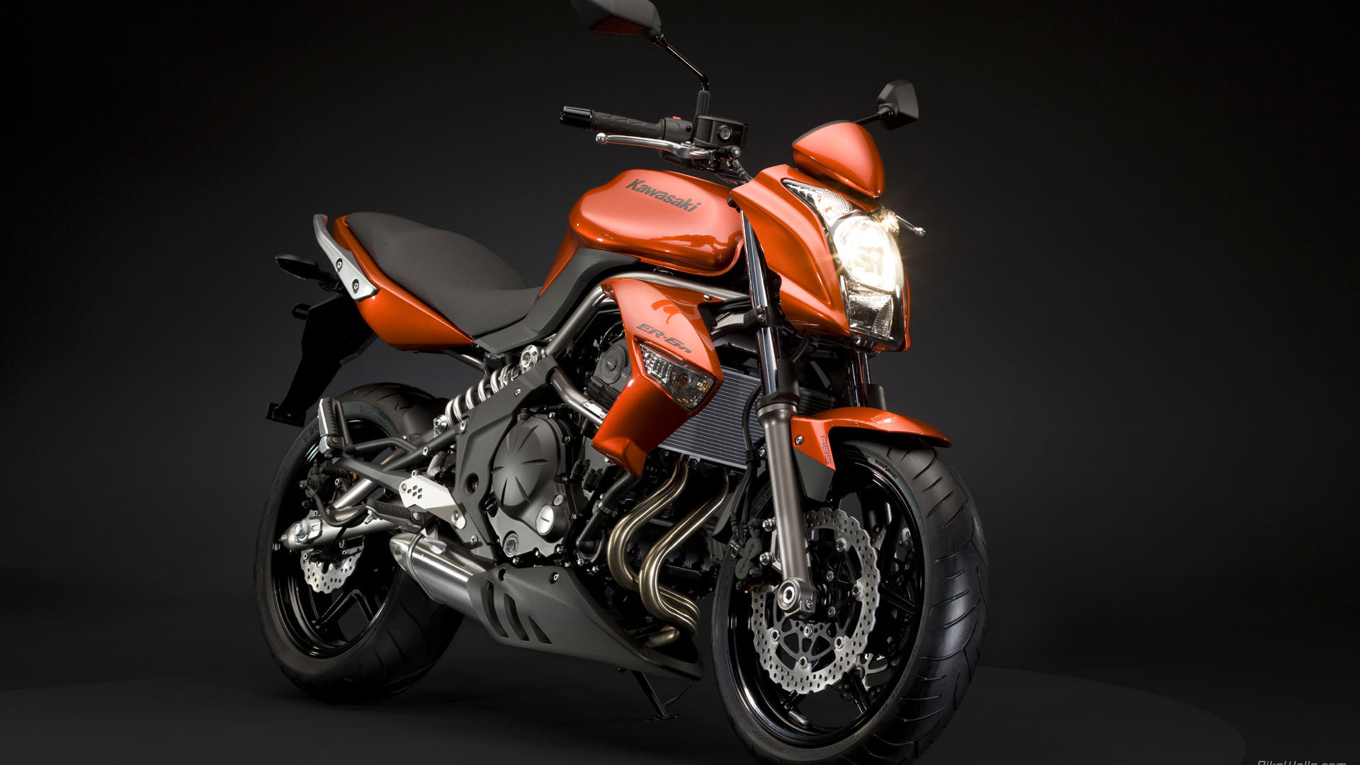 Новый мотоцикл на дороге Kawasaki ER-6n