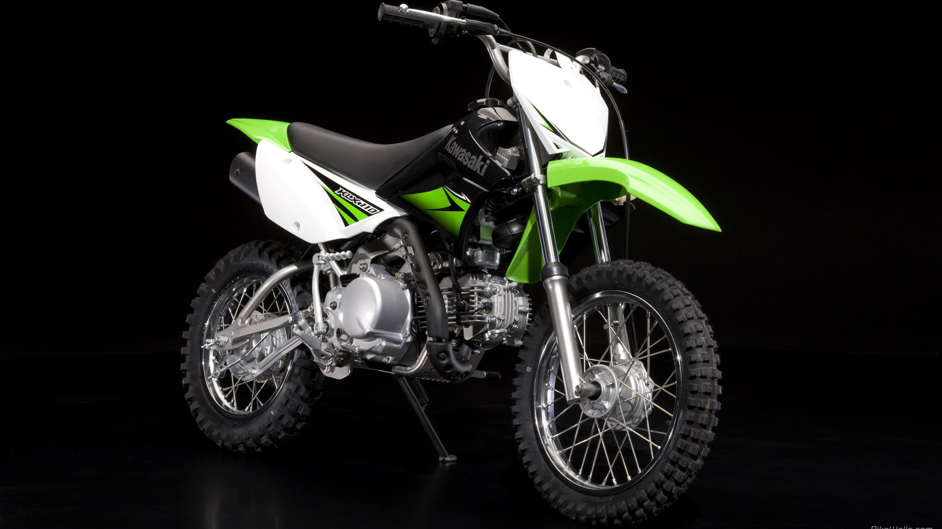 Новый мотоцикл на дороге Kawasaki KLX 110